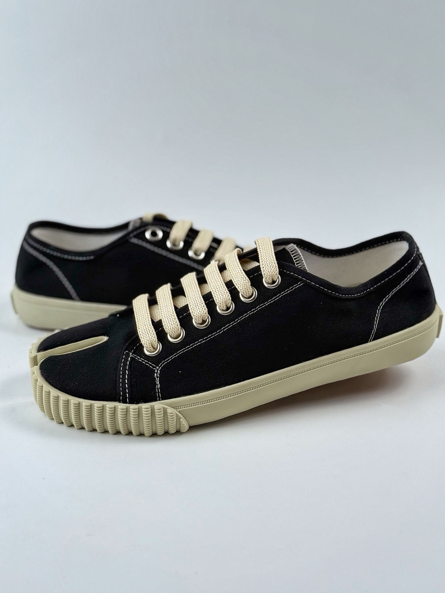 Maison Margiela 梅森马吉拉 Tabi Classic Replica Leather Low Sneaker 系列 低帮经典绅士德训平底百搭小白板鞋 S58WS0110