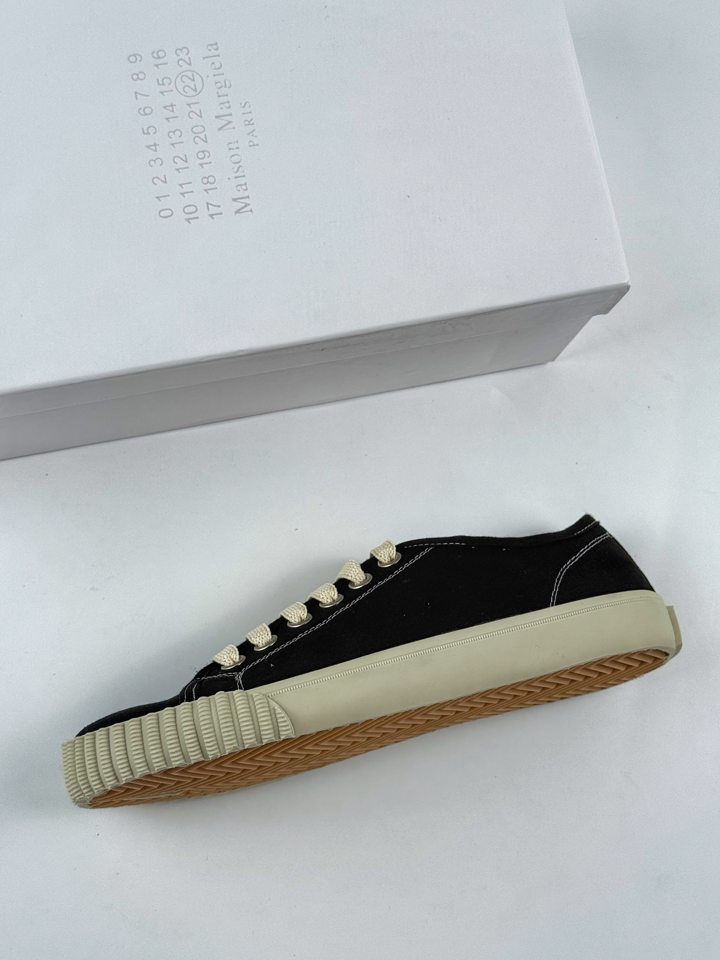 Maison Margiela 梅森马吉拉 Tabi Classic Replica Leather Low Sneaker 系列 低帮经典绅士德训平底百搭小白板鞋 S58WS0110