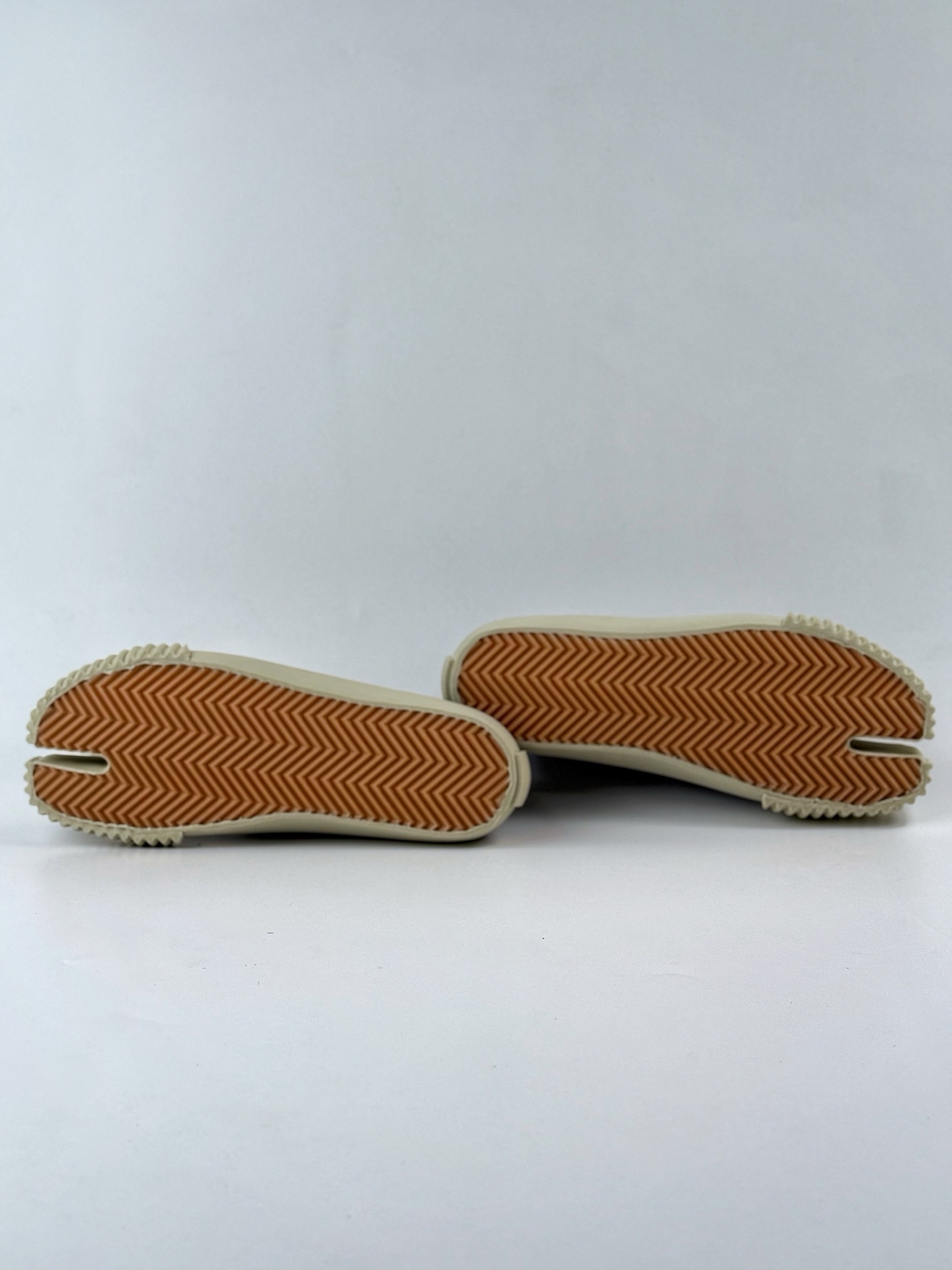 Maison Margiela 梅森马吉拉 Tabi Classic Replica Leather Low Sneaker 系列 低帮经典绅士德训平底百搭小白板鞋 S58WS0110