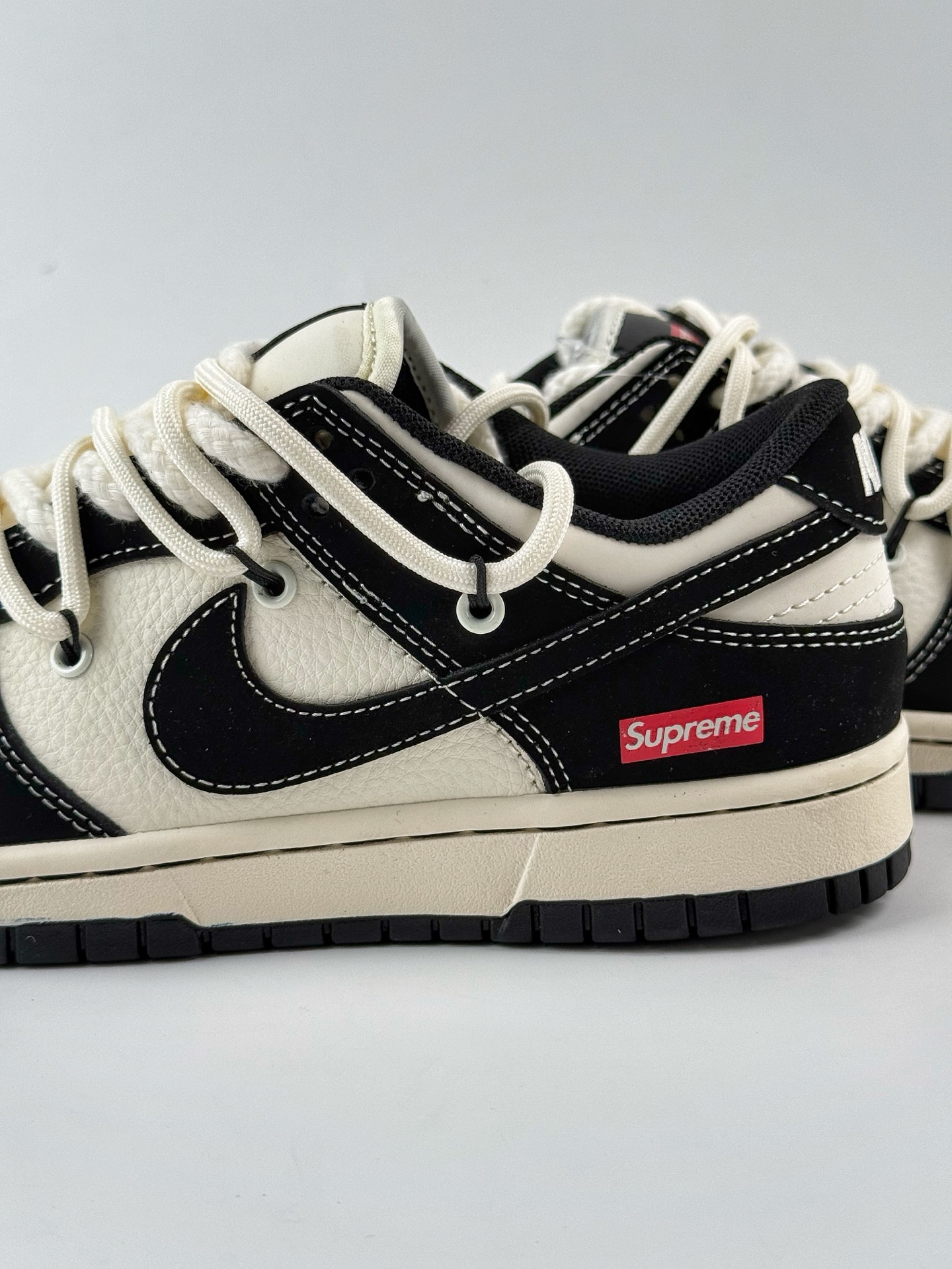300 Nike SB Dunk Low x Supreme 黑白小钩麻绳绑带 YX5066-280
