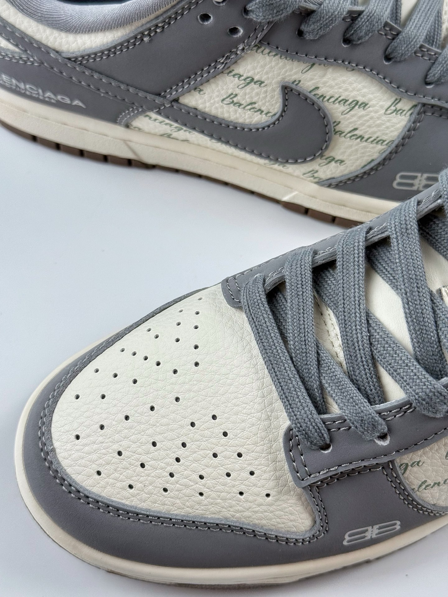 240 Nike SB Dunk Low x Balenciaga 灰白小钩 XD1588-205