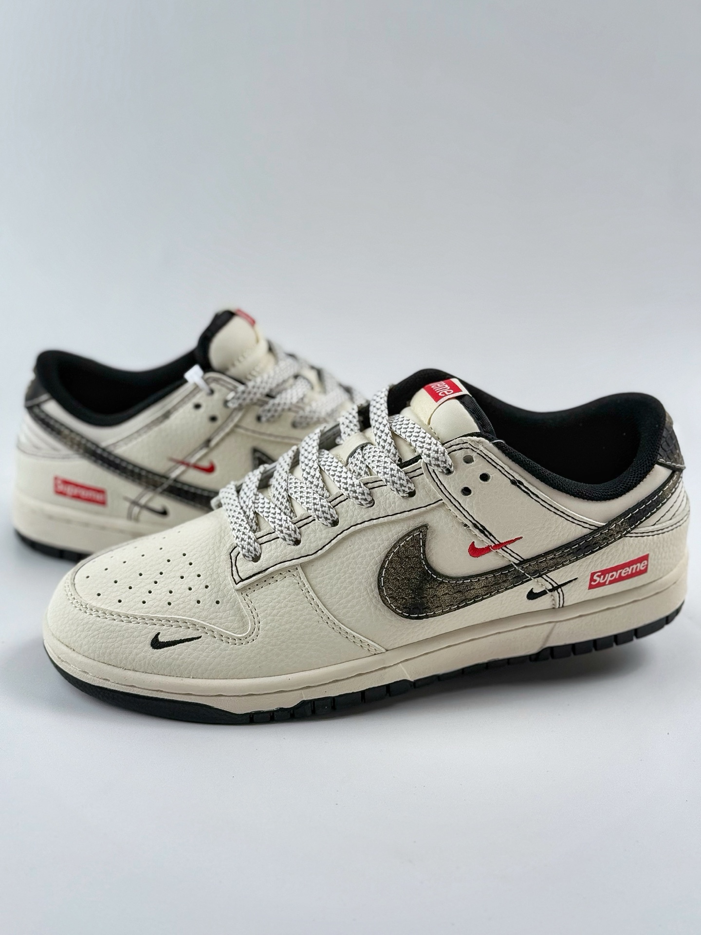 240 Nike SB Dunk Low x Supreme 白黑红三小钩满天星 XF8698-078