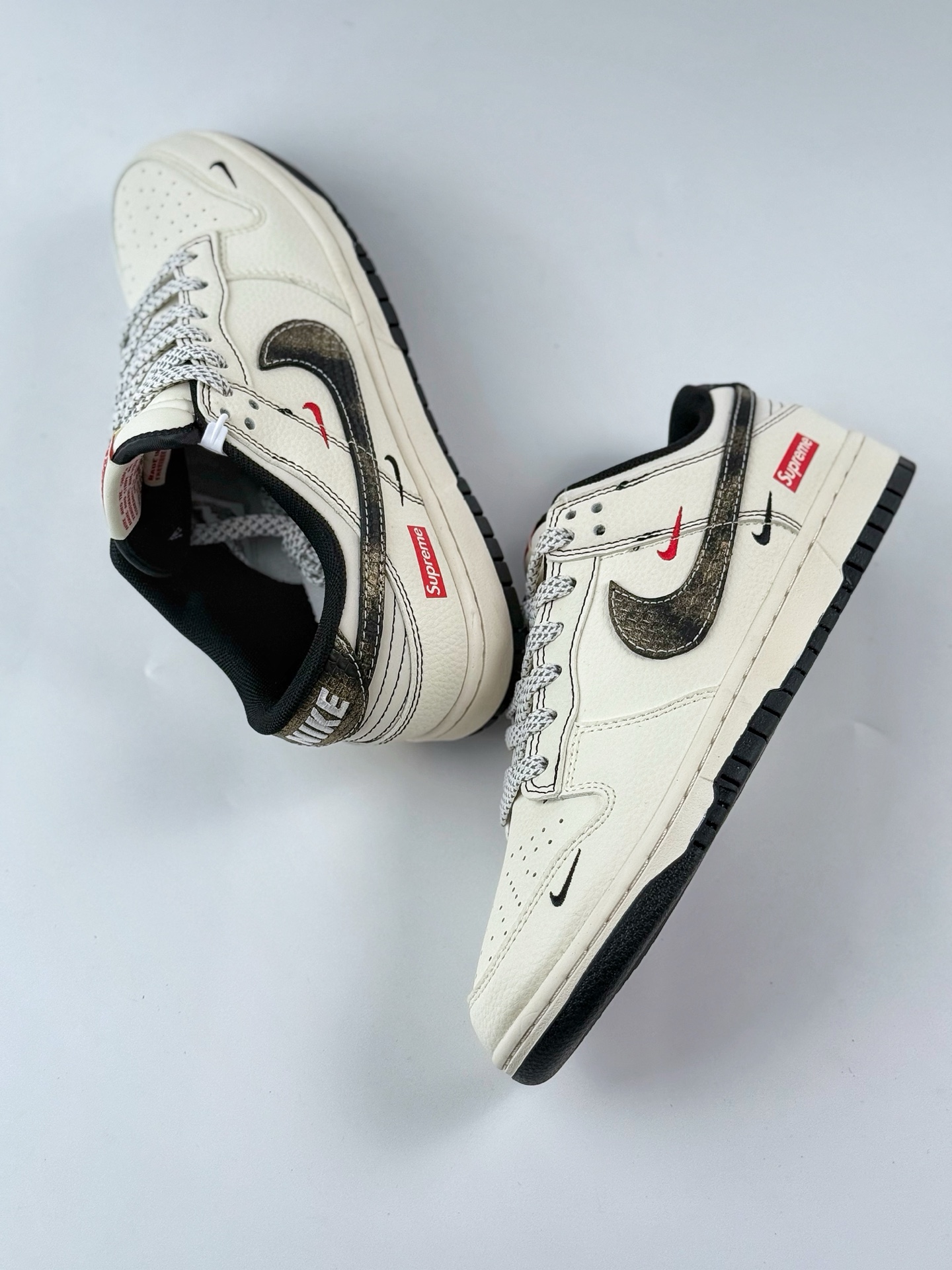 240 Nike SB Dunk Low x Supreme 白黑红三小钩满天星 XF8698-078