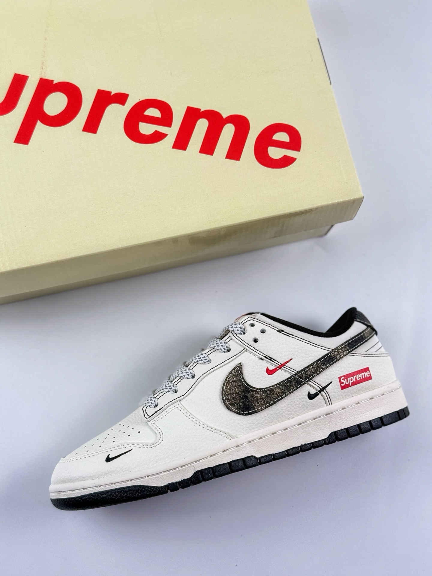 240 Nike SB Dunk Low x Supreme 白黑红三小钩满天星 XF8698-078