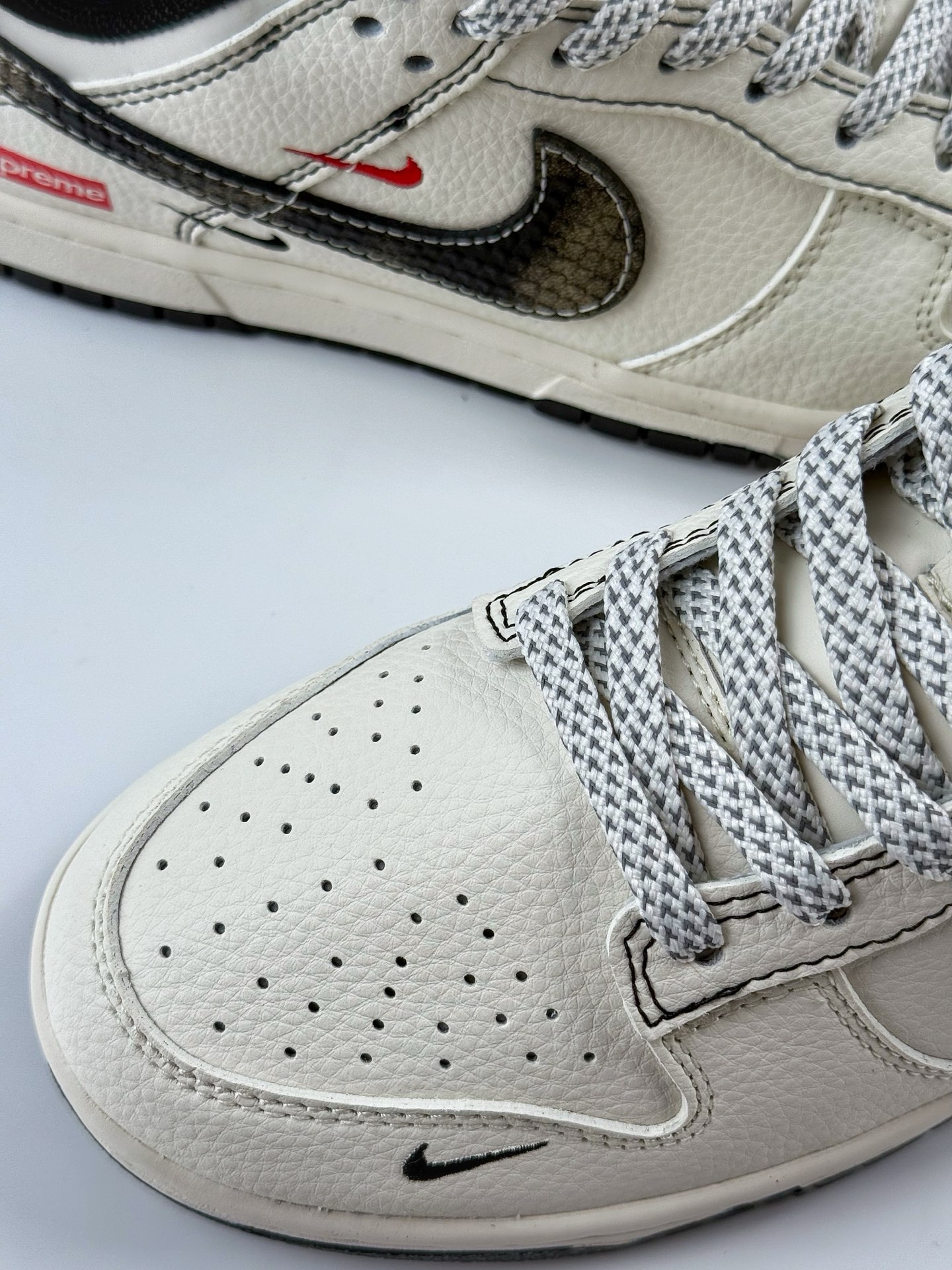 240 Nike SB Dunk Low x Supreme 白黑红三小钩满天星 XF8698-078