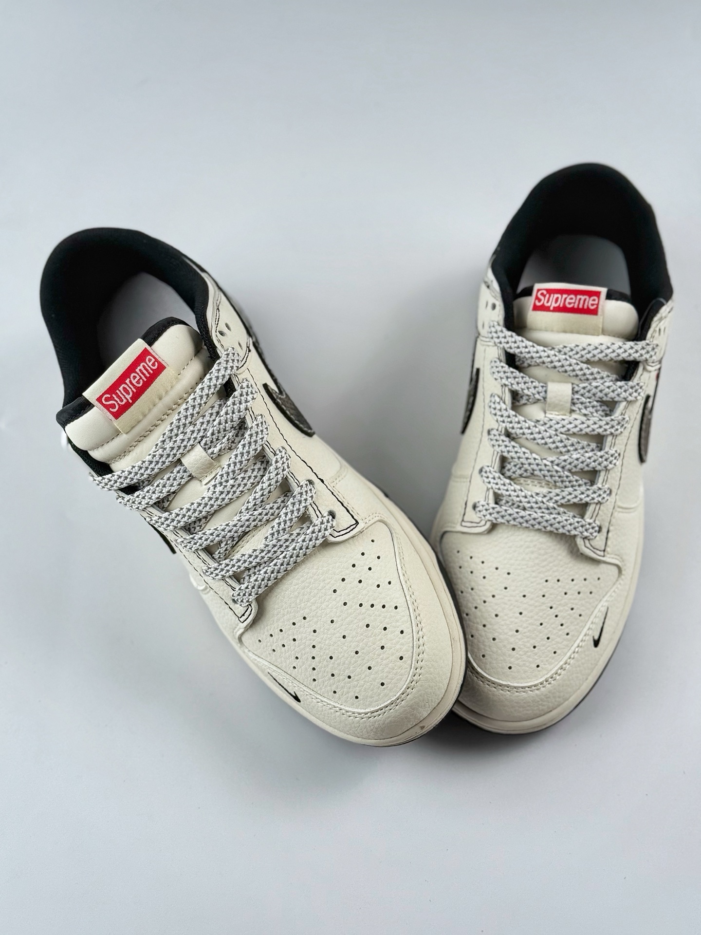 240 Nike SB Dunk Low x Supreme 白黑红三小钩满天星 XF8698-078