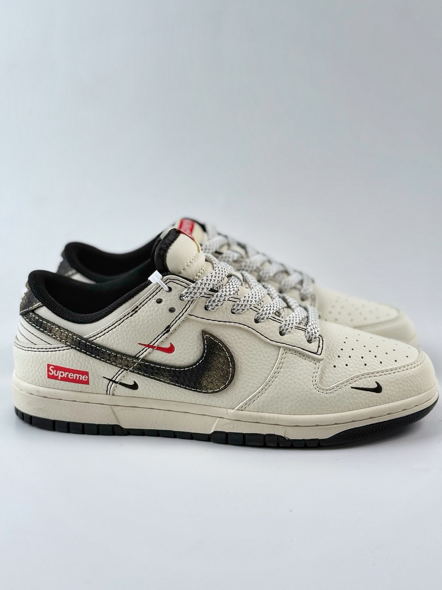 240 Nike SB Dunk Low x Supreme 白黑红三小钩满天星 XF8698-078