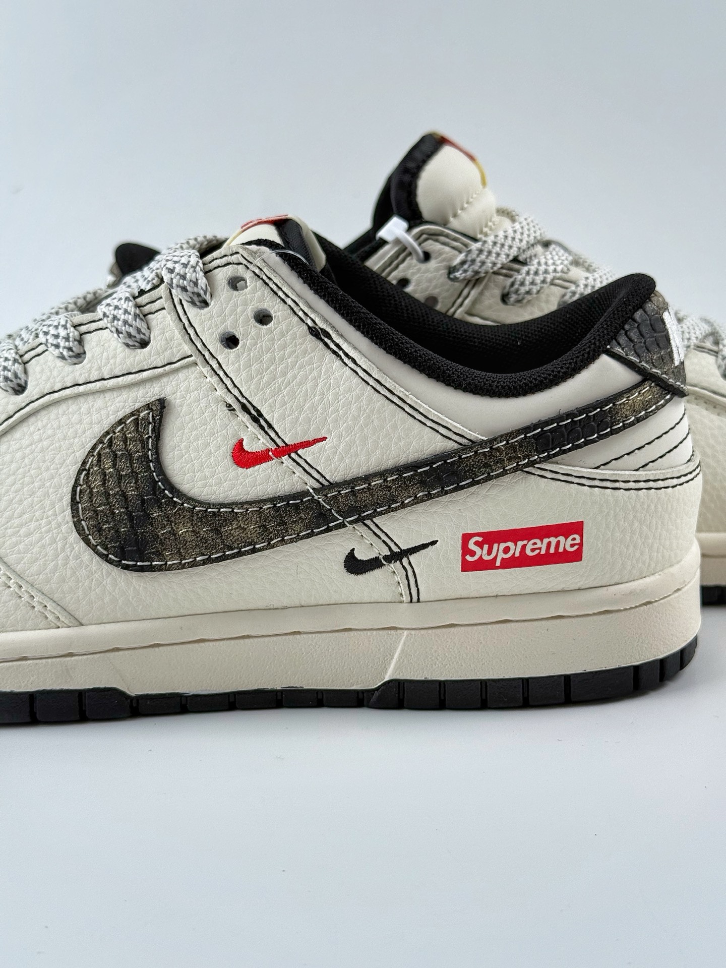 240 Nike SB Dunk Low x Supreme 白黑红三小钩满天星 XF8698-078