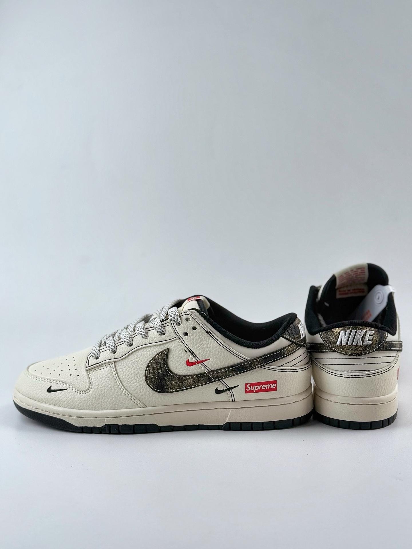 240 Nike SB Dunk Low x Supreme 白黑红三小钩满天星 XF8698-078