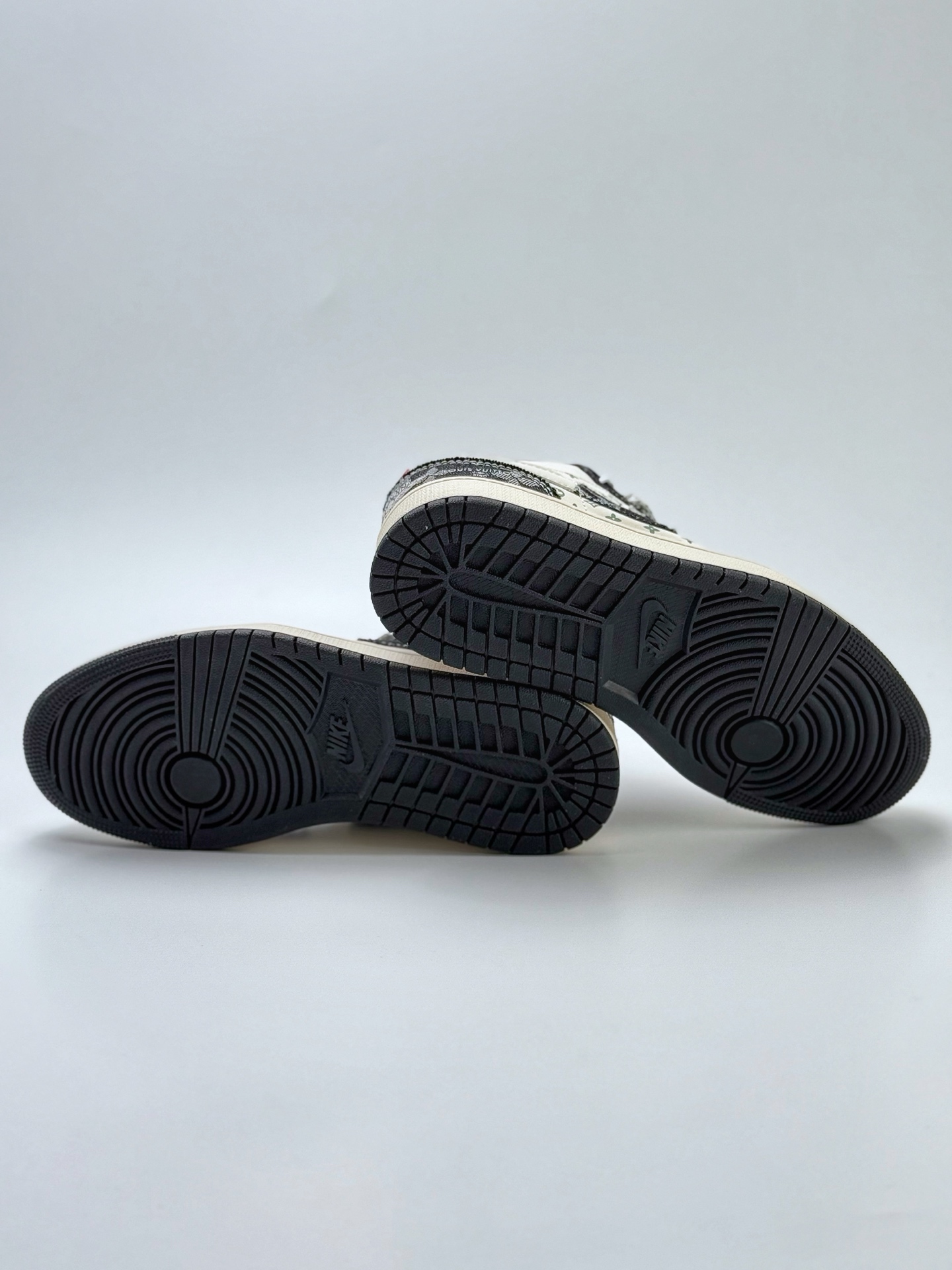 280 Air Jordan 1 Retro Low x Louis Vuitton 白黑牛仔小钩满天星 YX5066-332