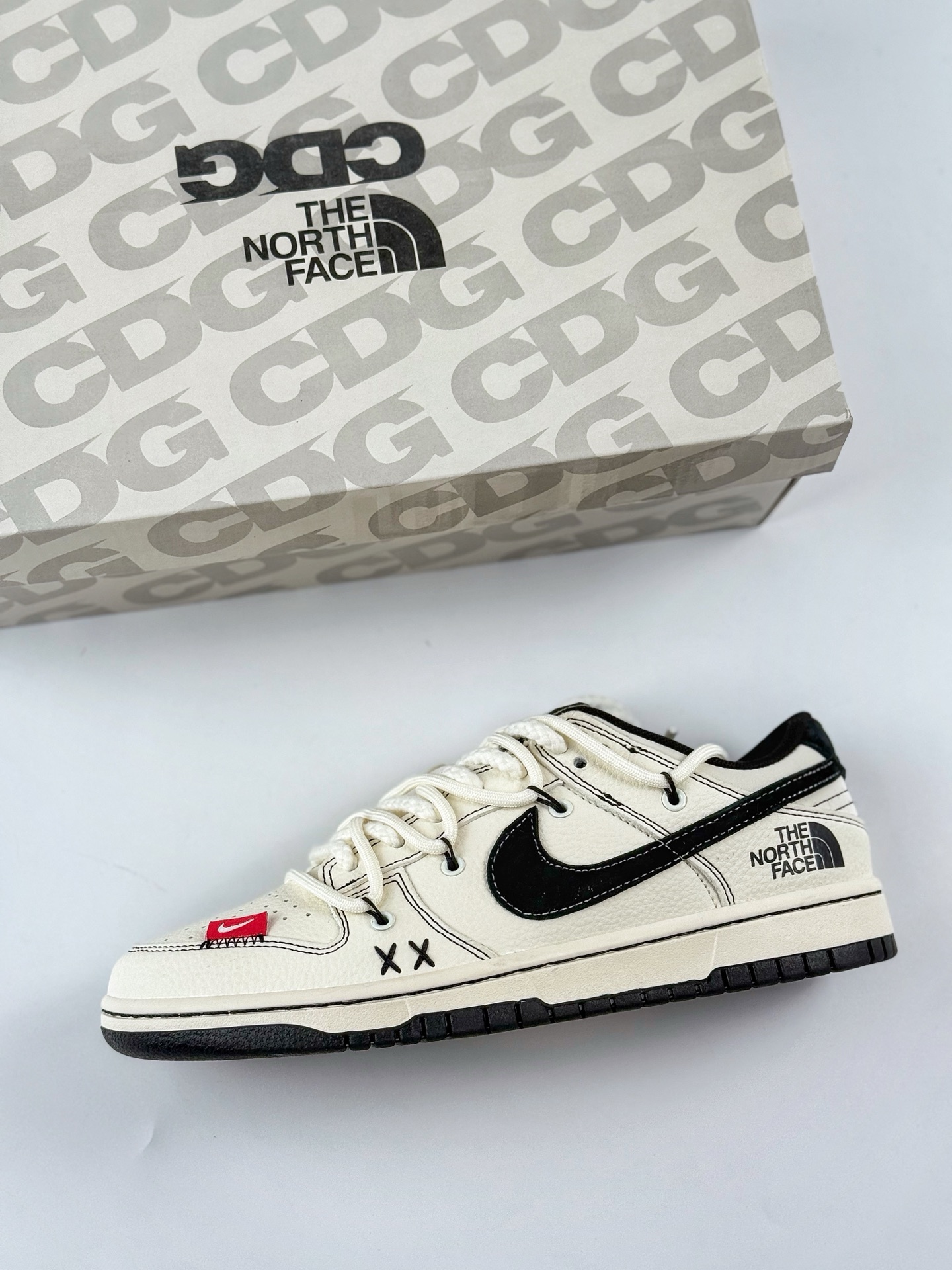 300 Nike SB Dunk Low x The North Face x CDG 白黑绑带 YX5066-286