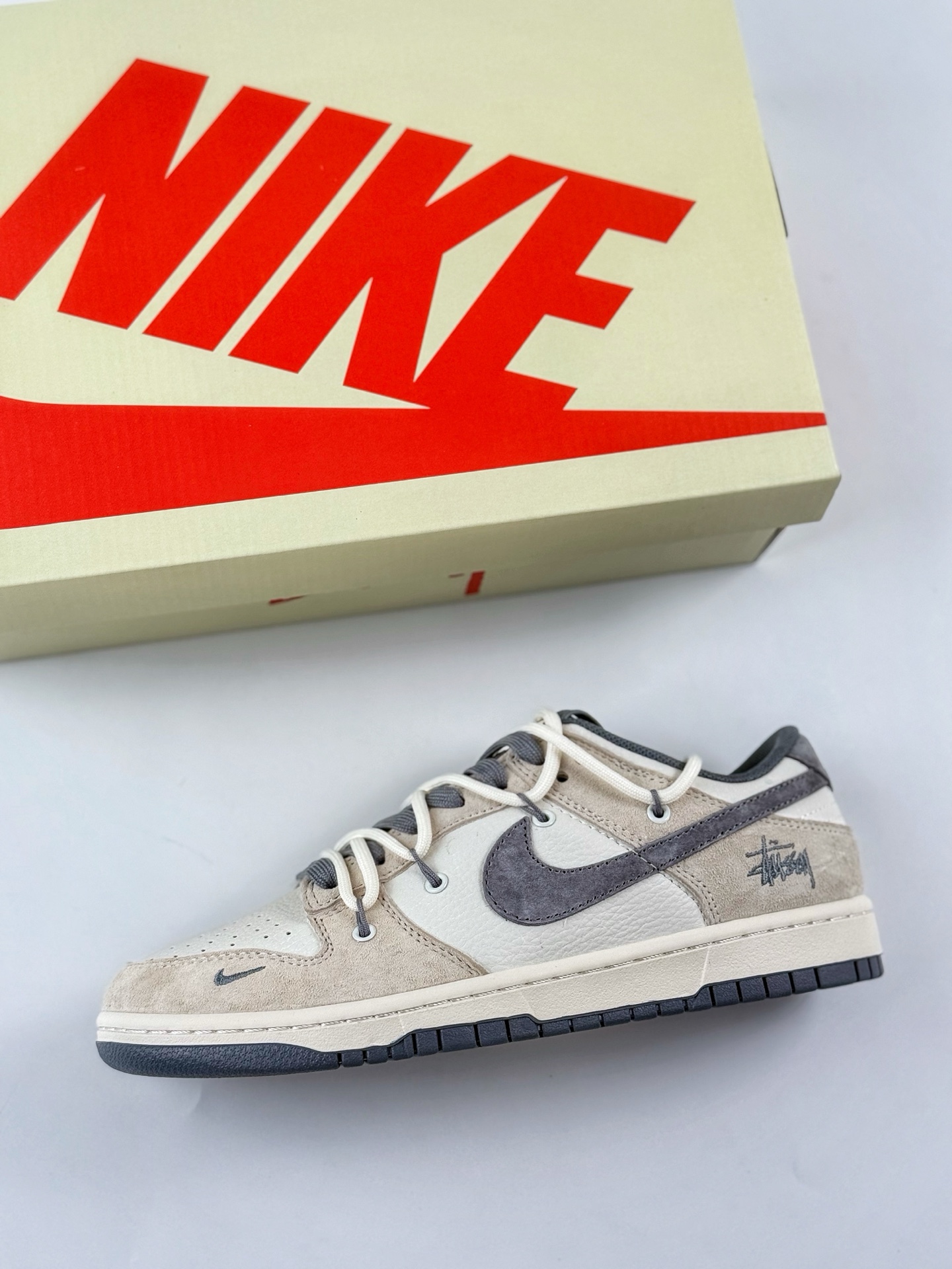 300 Nike SB Dunk Low x Stussy 白棕灰小钩绑带 DM6868-093
