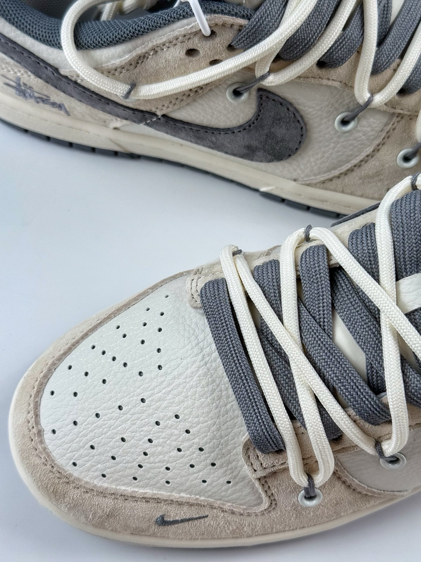 300 Nike SB Dunk Low x Stussy 白棕灰小钩绑带 DM6868-093