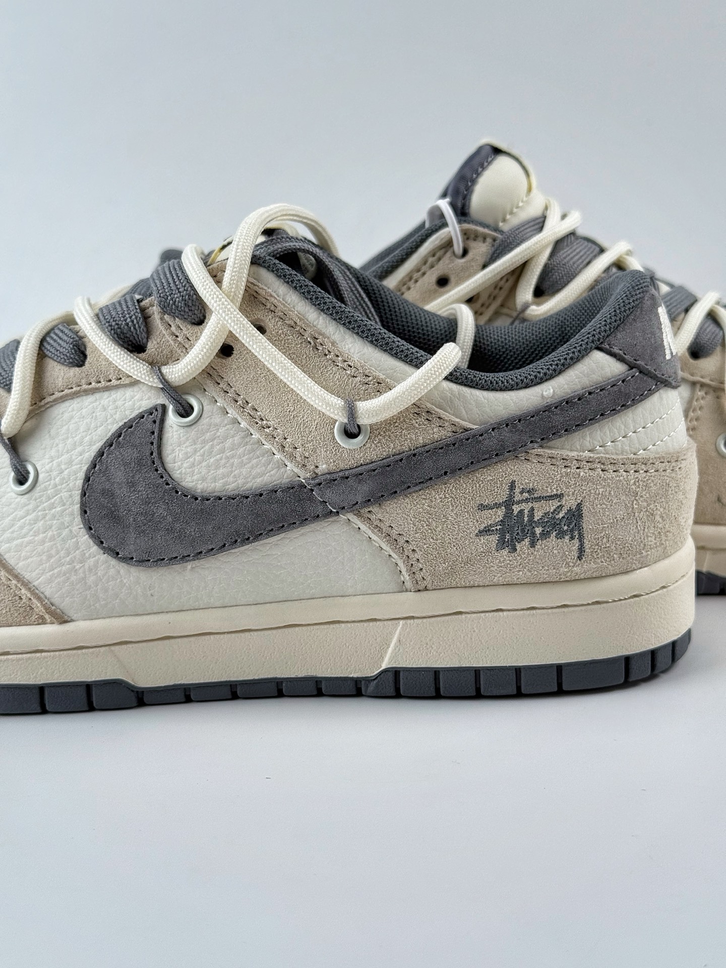300 Nike SB Dunk Low x Stussy 白棕灰小钩绑带 DM6868-093