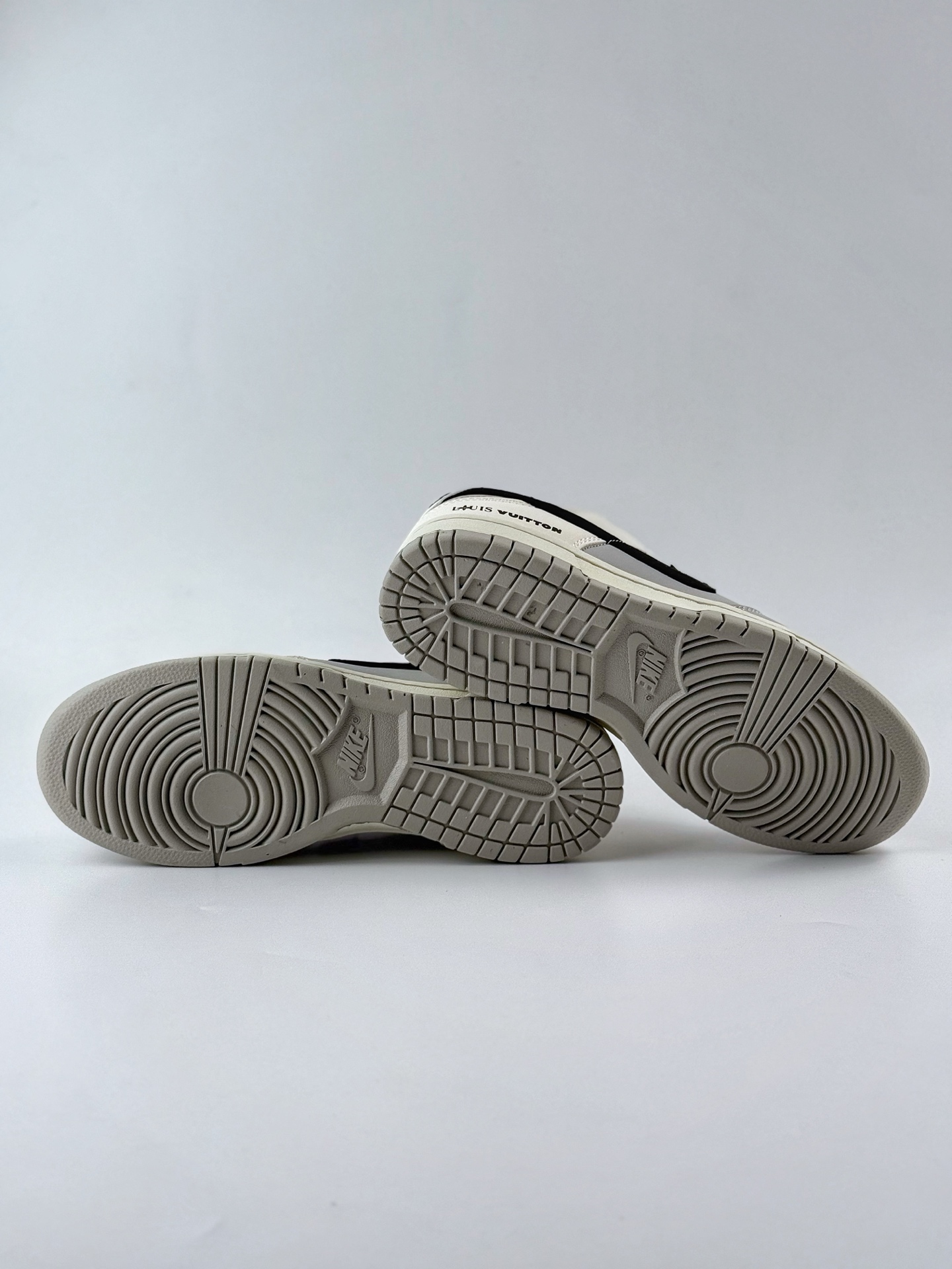 240 Nike SB Dunk Low x Louis Vuitton 灰黑小钩 XY2026-153