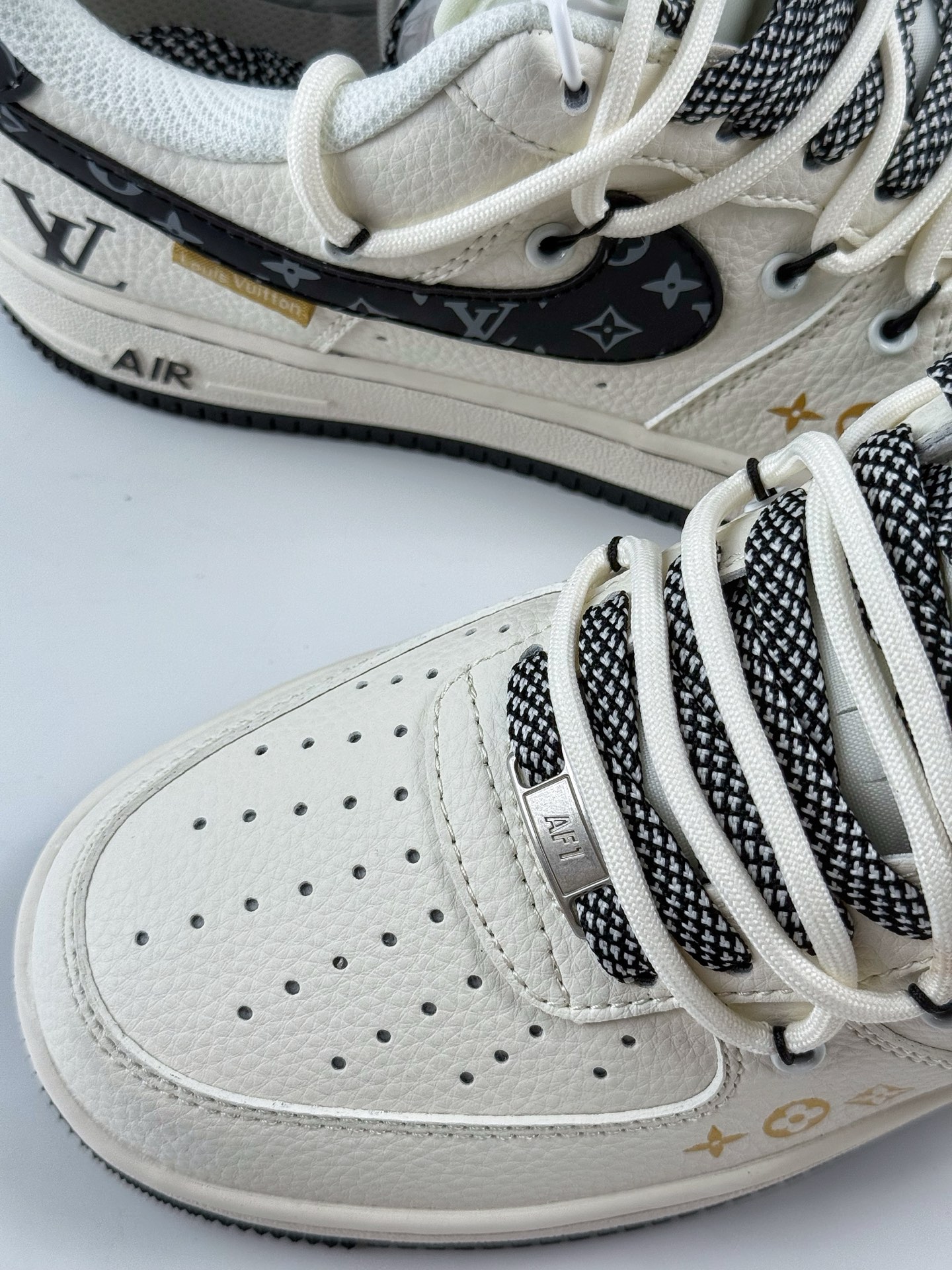 260 Nike Air Force 1 Low 07 x Louis Vuitton 白黑绑带满天星 DM6868-061