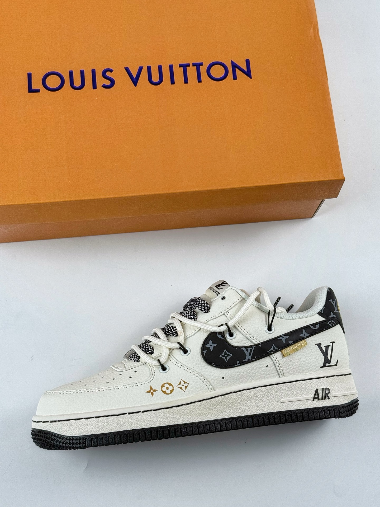 260 Nike Air Force 1 Low 07 x Louis Vuitton 白黑绑带满天星 DM6868-061