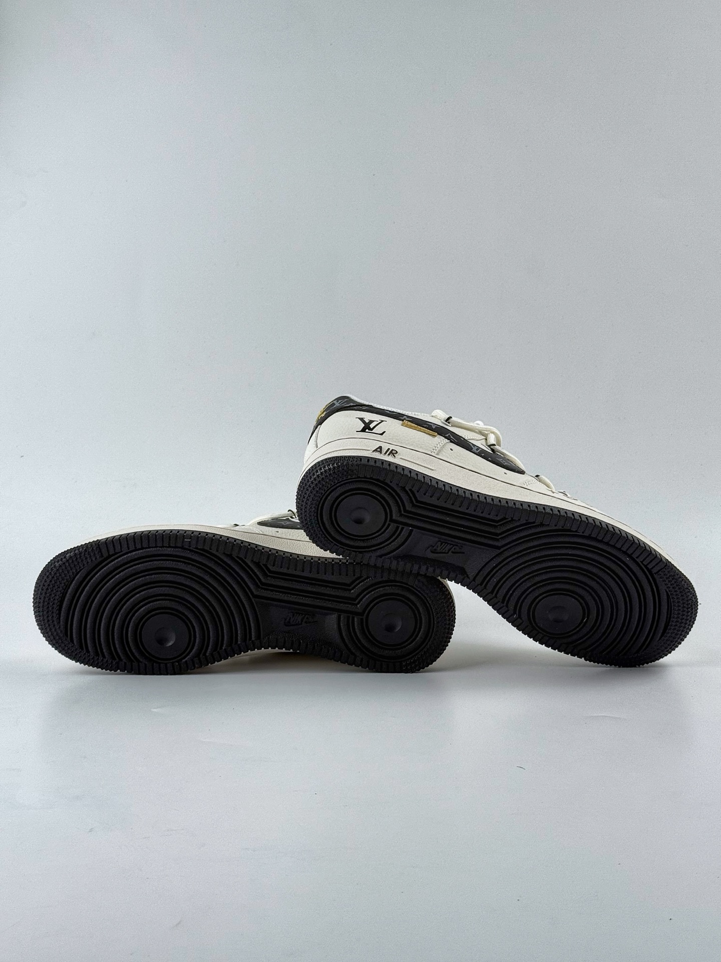 260 Nike Air Force 1 Low 07 x Louis Vuitton 白黑绑带满天星 DM6868-061