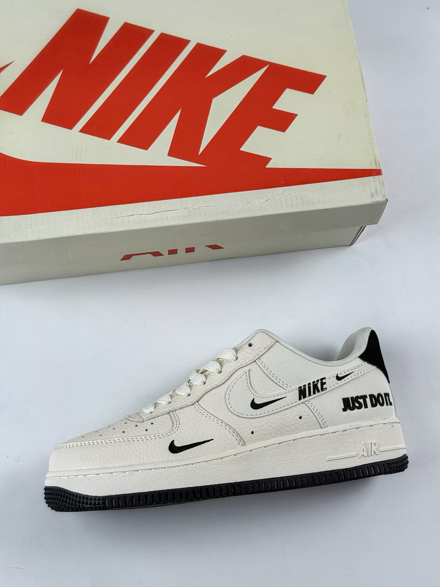 260 Nike Air Force 1 Low 07 白黑三小钩 DF0188-054