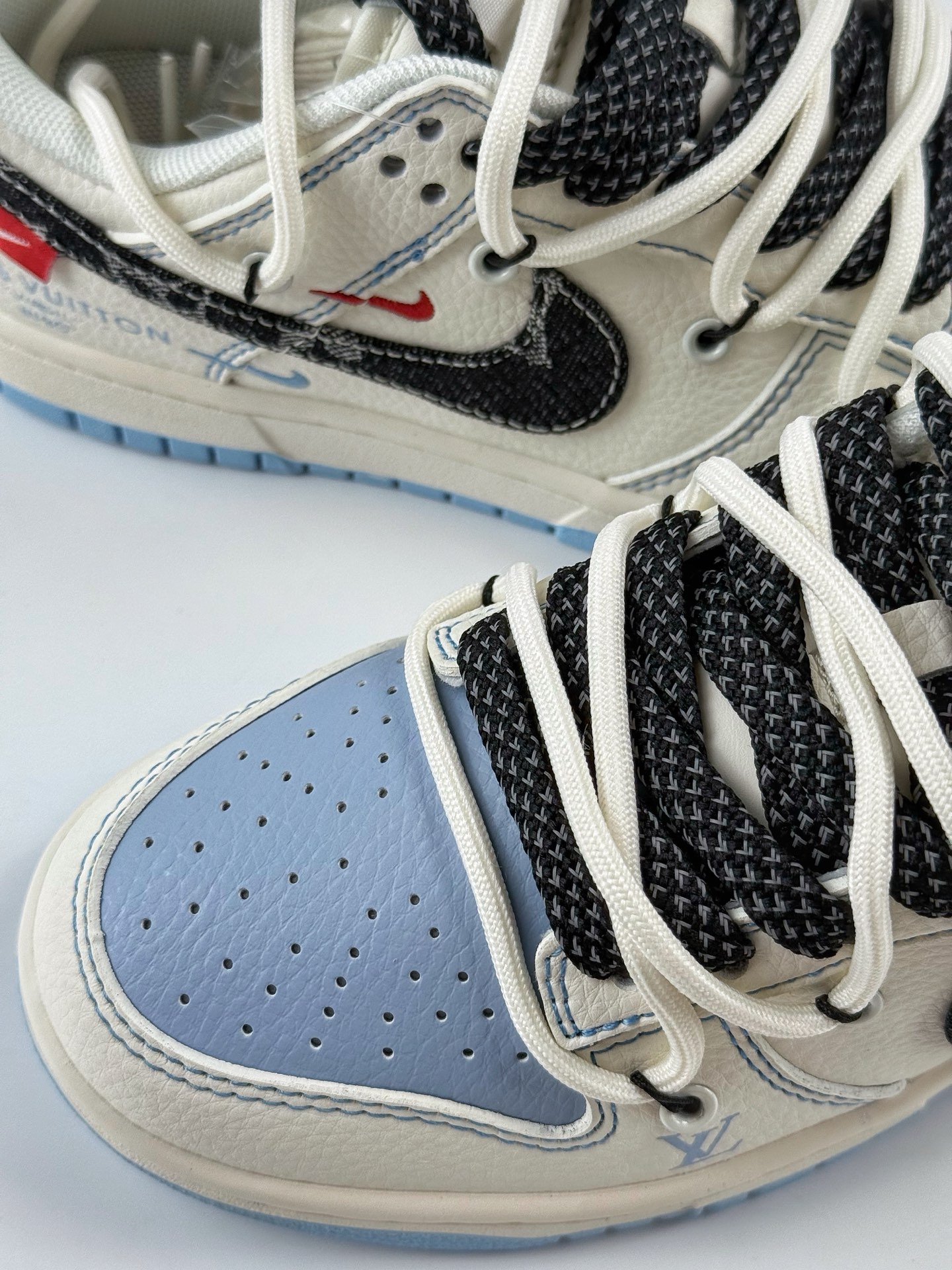 300 Nike SB Dunk Low x Louis Vuitton 白蓝黑双小钩绑带满天星 FC1688-219