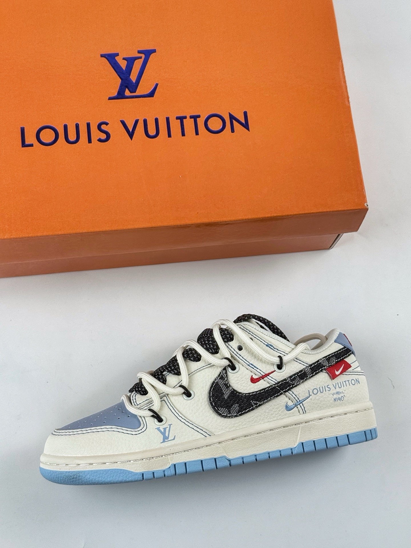 300 Nike SB Dunk Low x Louis Vuitton 白蓝黑双小钩绑带满天星 FC1688-219