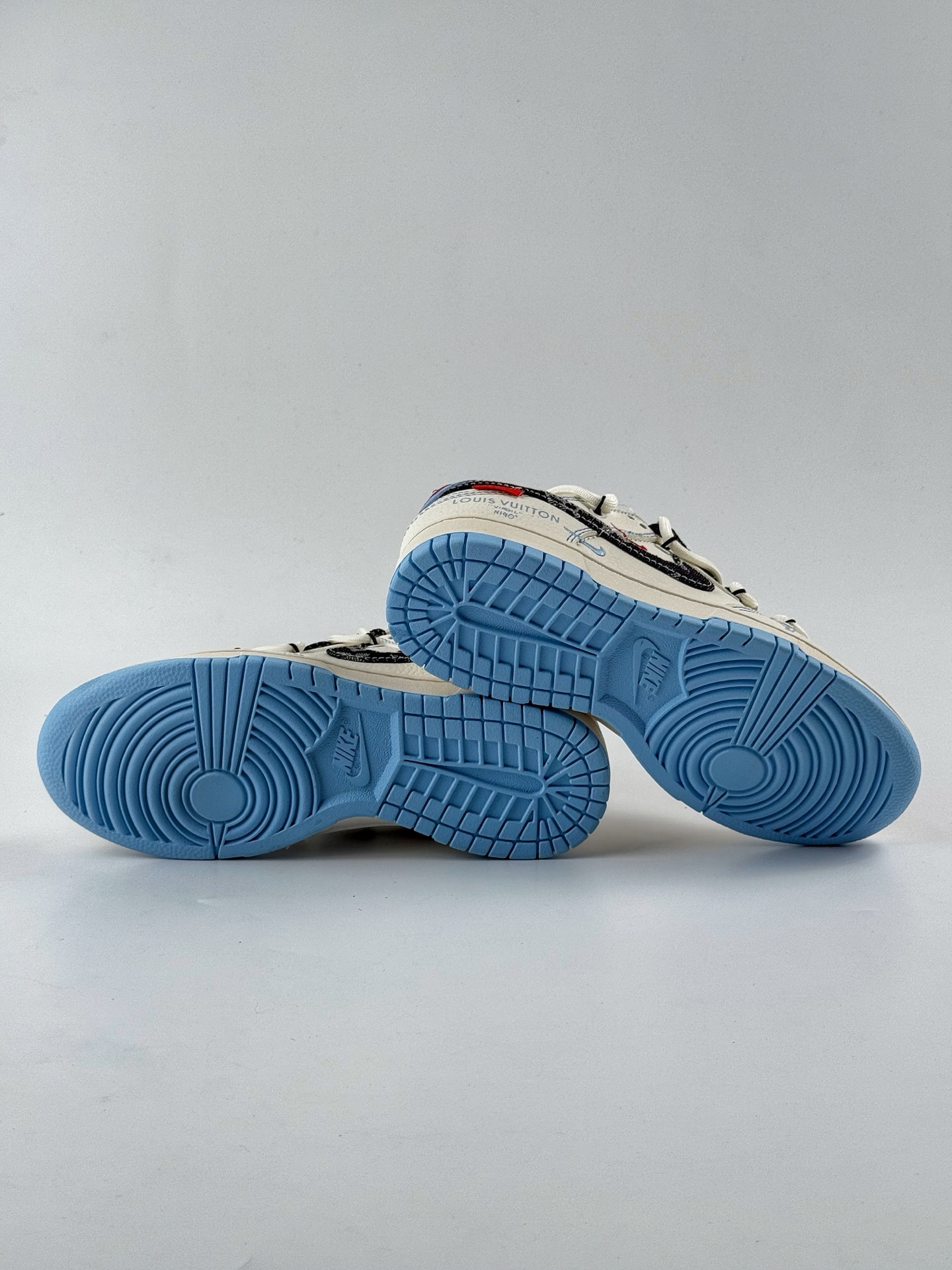 300 Nike SB Dunk Low x Louis Vuitton 白蓝黑双小钩绑带满天星 FC1688-219