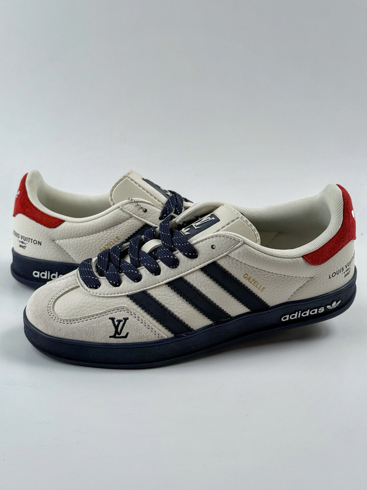 240 adidas Originals Gazelle INdoor x Louis Vuitton 白蓝红满天星 三叶草休闲防滑耐磨低帮板鞋 DM1234-002
