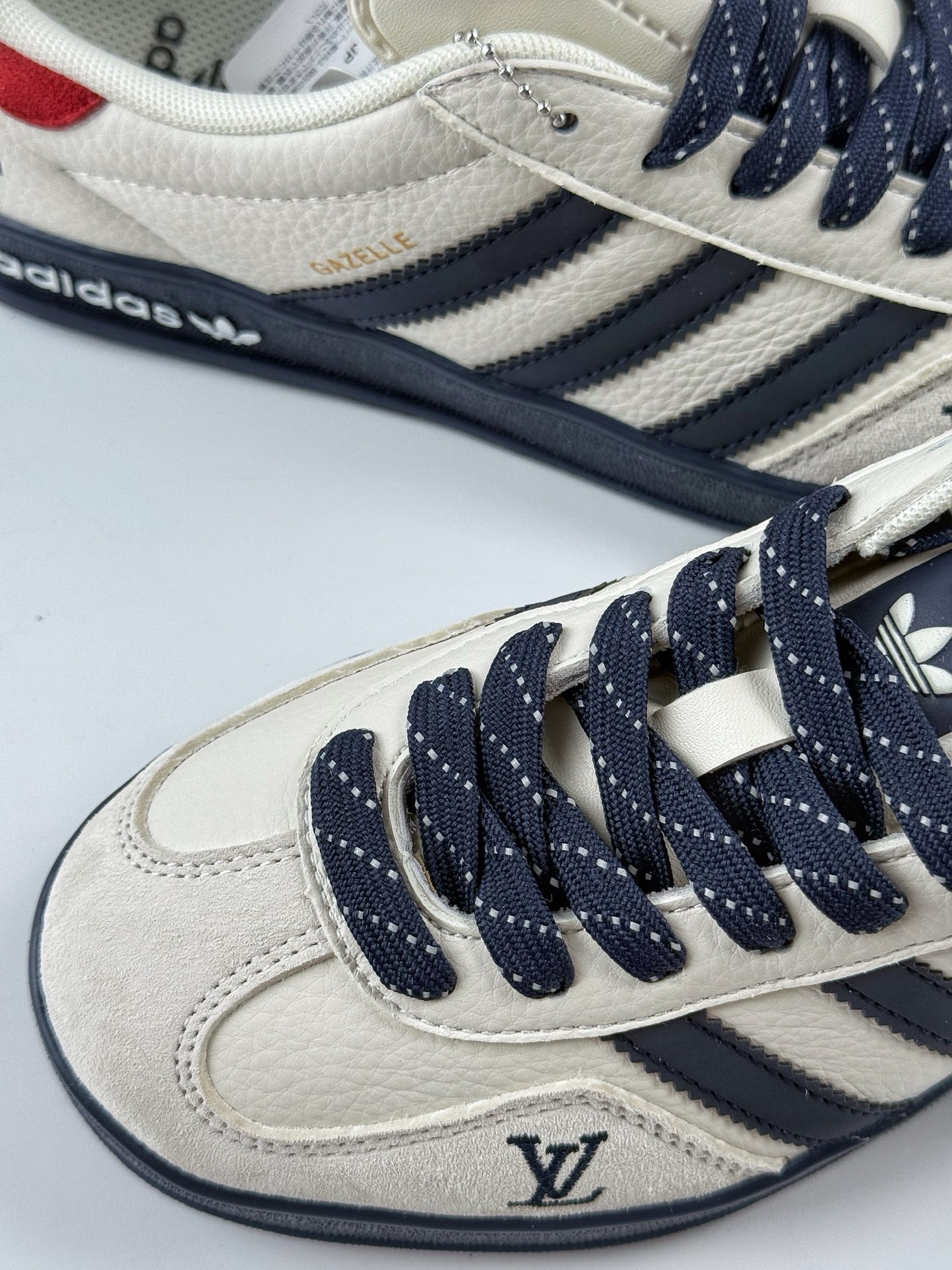 240 adidas Originals Gazelle INdoor x Louis Vuitton 白蓝红满天星 三叶草休闲防滑耐磨低帮板鞋 DM1234-002
