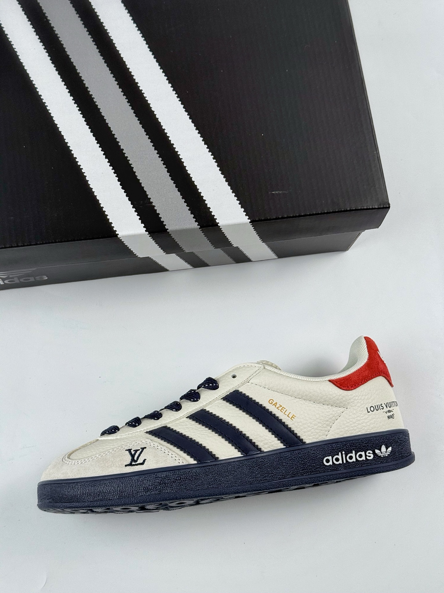 240 adidas Originals Gazelle INdoor x Louis Vuitton 白蓝红满天星 三叶草休闲防滑耐磨低帮板鞋 DM1234-002