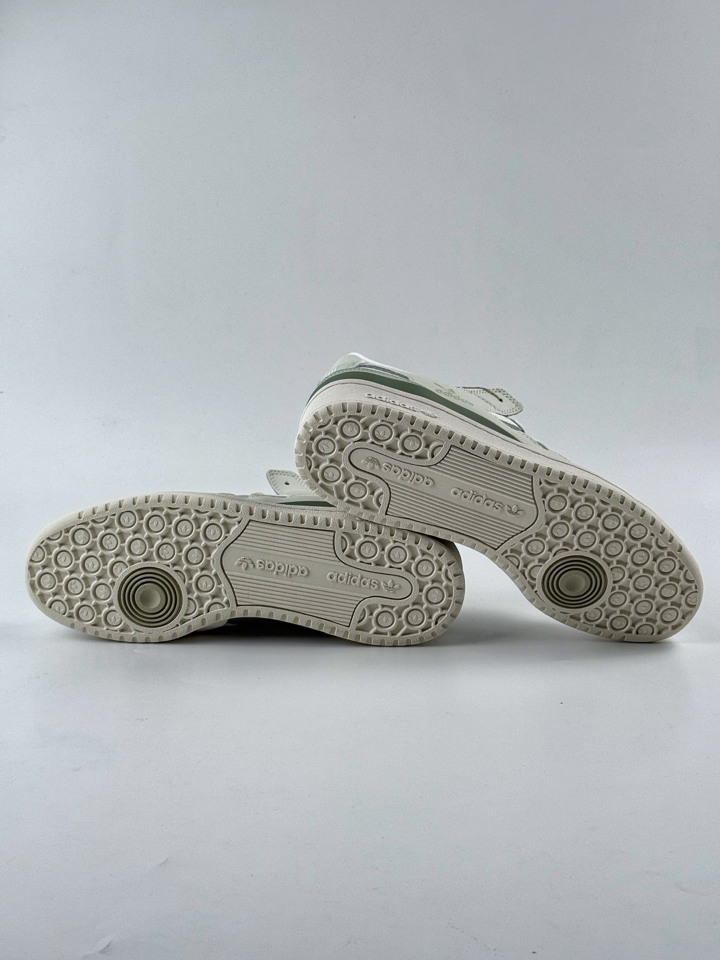 220 Adidas Forum Low CL 三叶草低邦 版本 极力推荐 经典魔术贴复古板鞋 JH95976