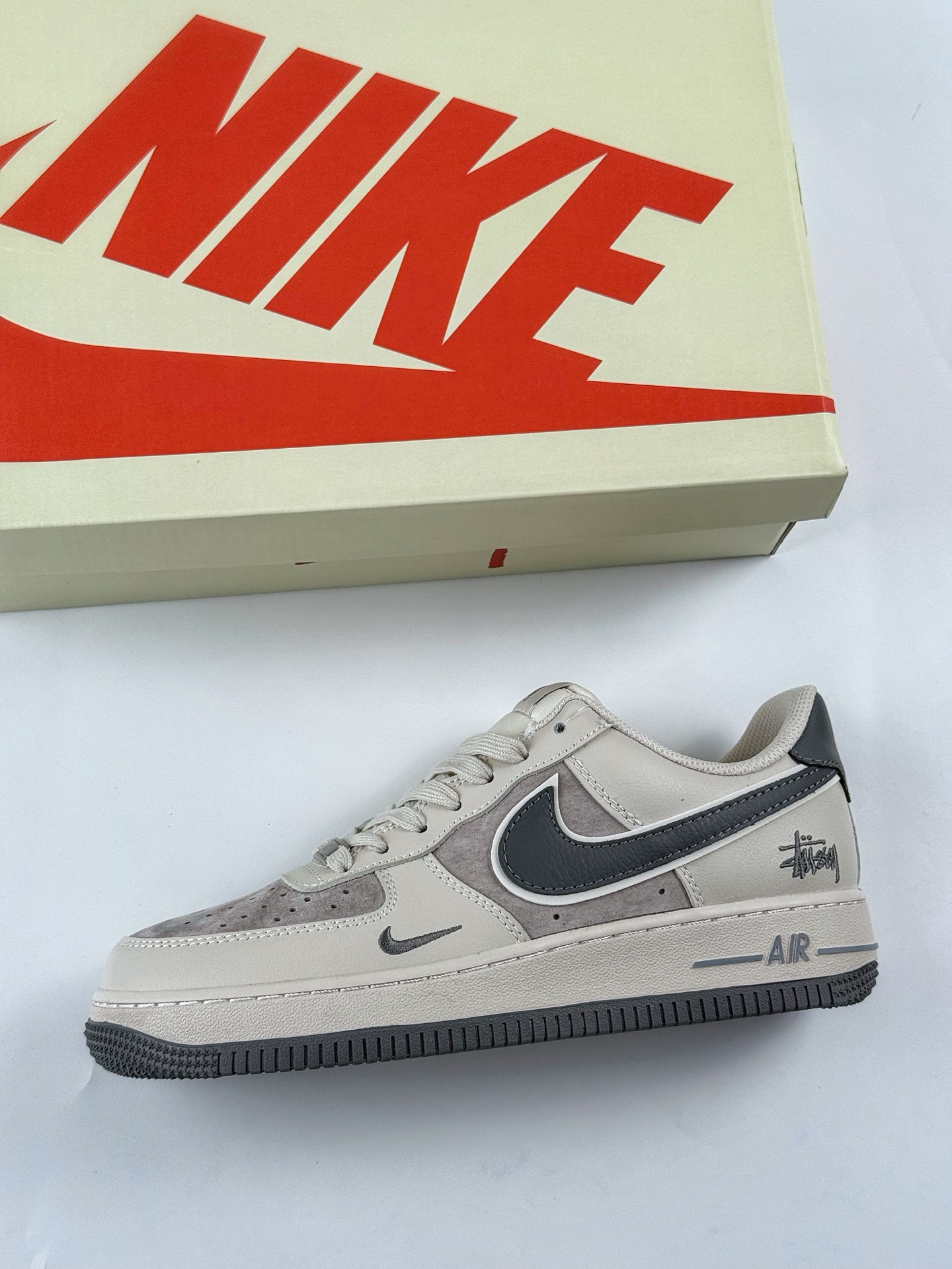 260 Nike Air Force 1 Low 07 x Stussy 米灰小钩 XX3168-126