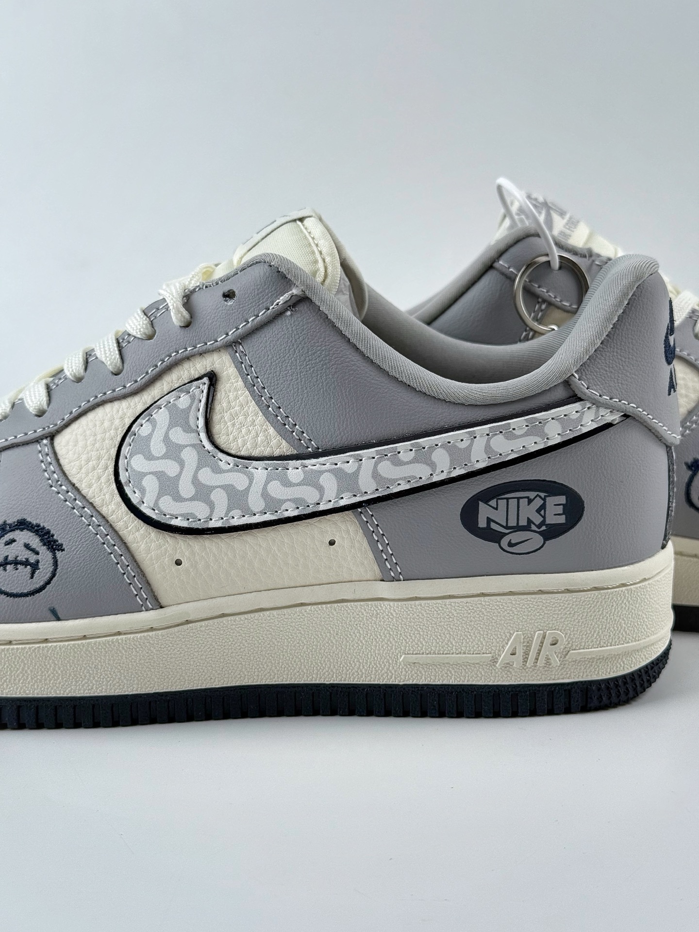Nike Air Force 1 Low 07 x Travis Scott 灰白黑小钩 KK1988-077
