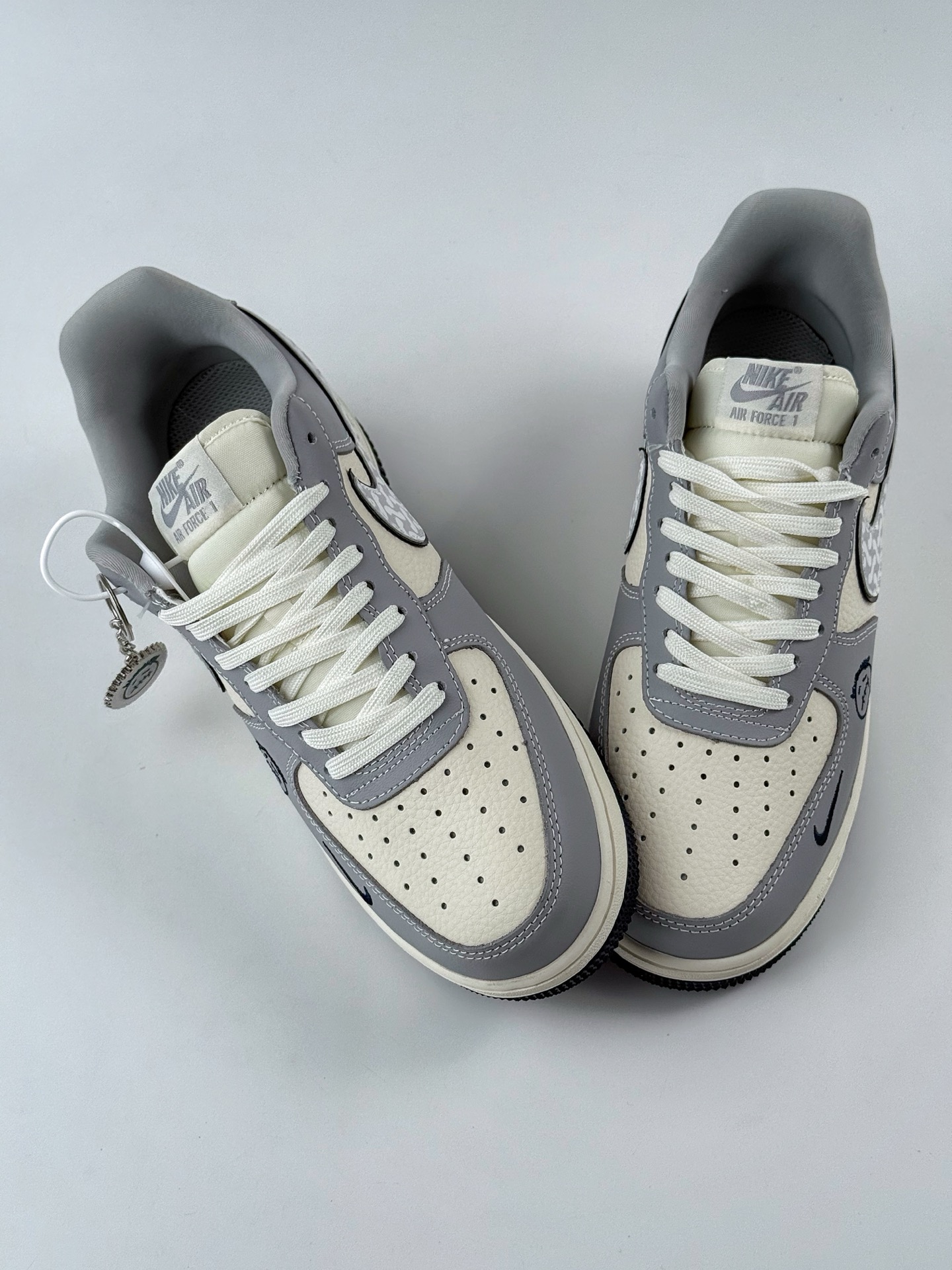 Nike Air Force 1 Low 07 x Travis Scott 灰白黑小钩 KK1988-077