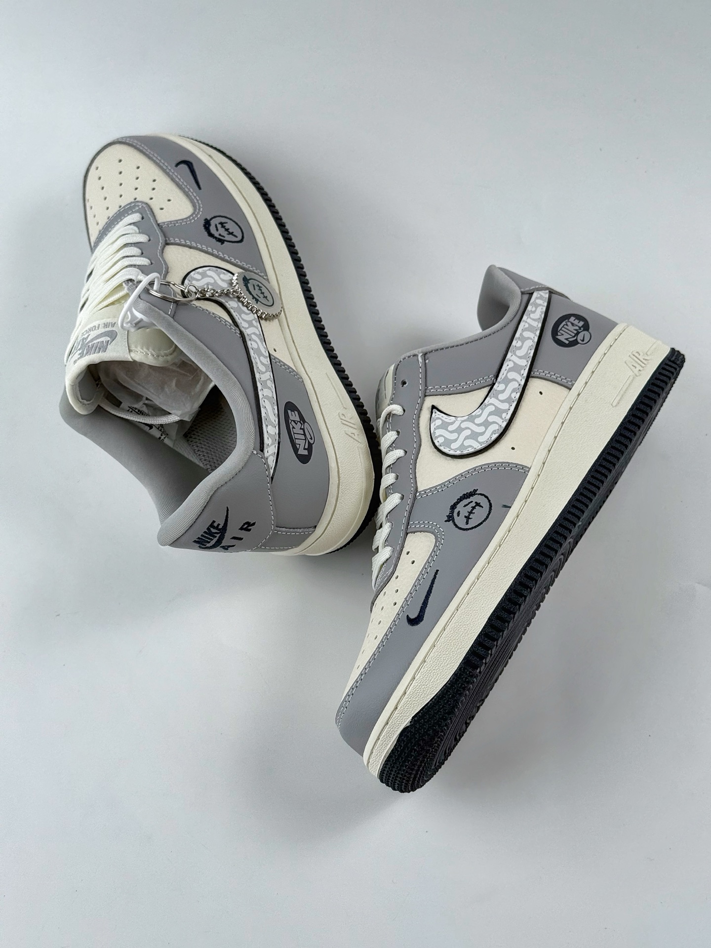Nike Air Force 1 Low 07 x Travis Scott 灰白黑小钩 KK1988-077