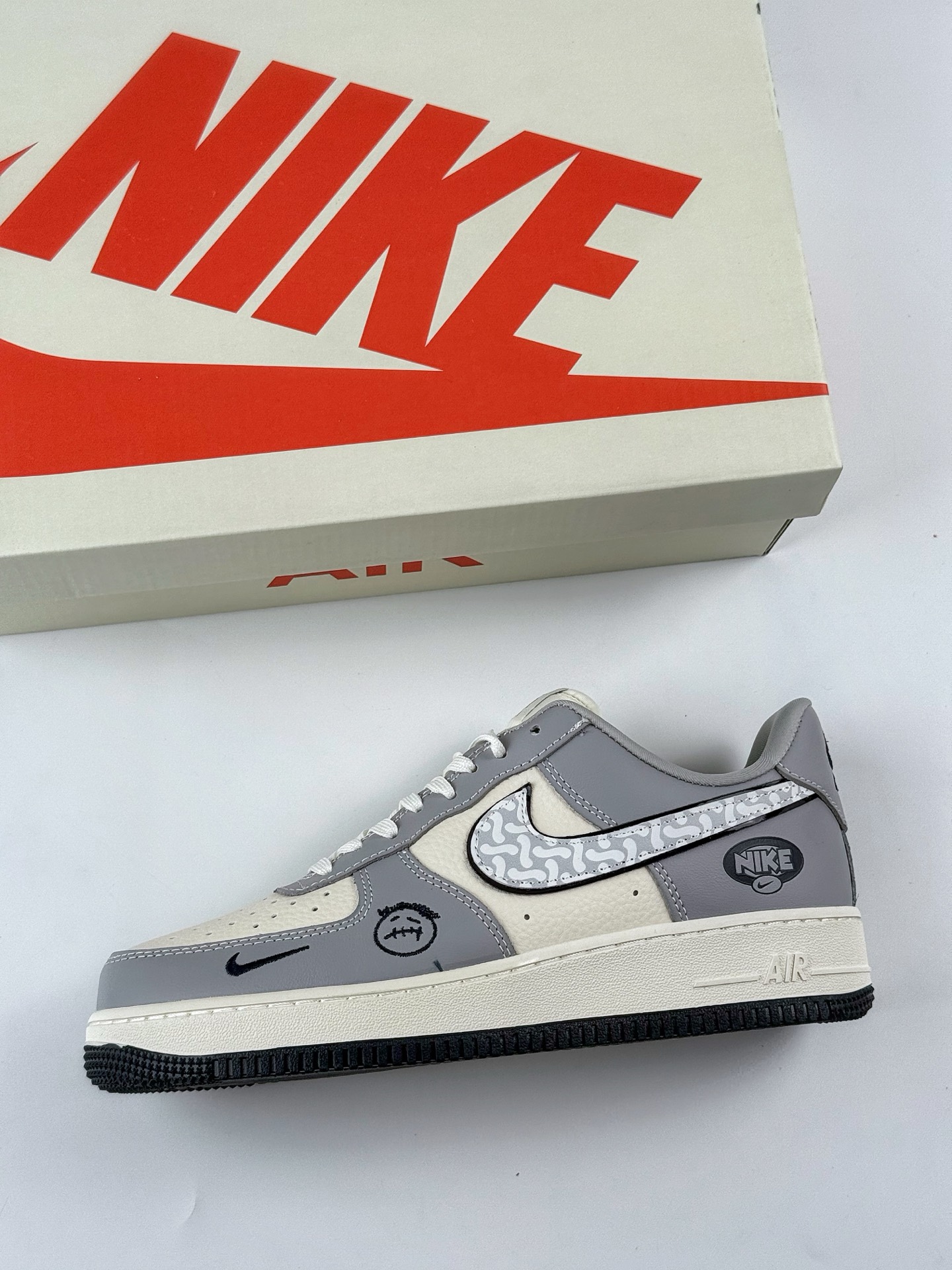 Nike Air Force 1 Low 07 x Travis Scott 灰白黑小钩 KK1988-077