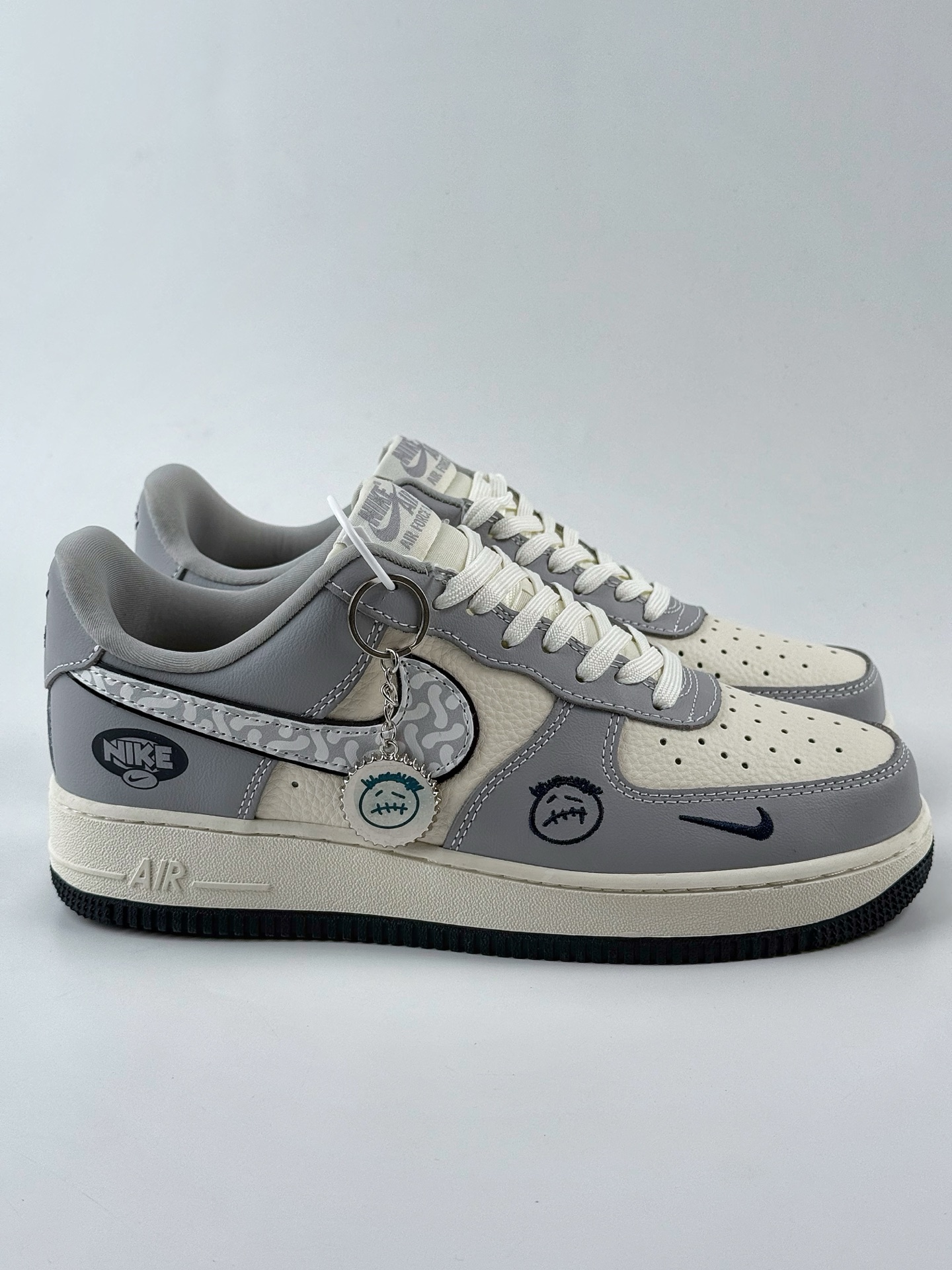 Nike Air Force 1 Low 07 x Travis Scott 灰白黑小钩 KK1988-077