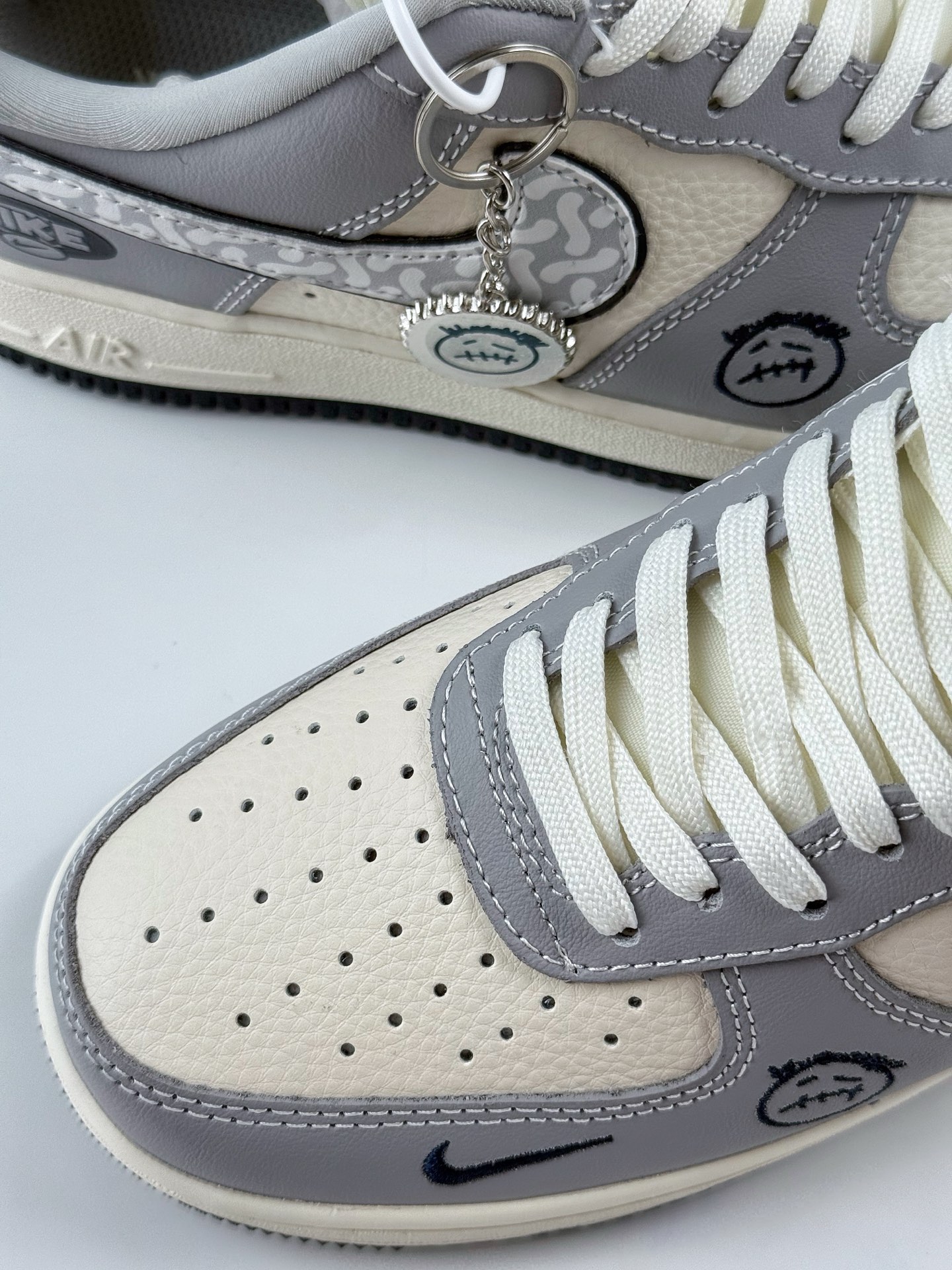 Nike Air Force 1 Low 07 x Travis Scott 灰白黑小钩 KK1988-077