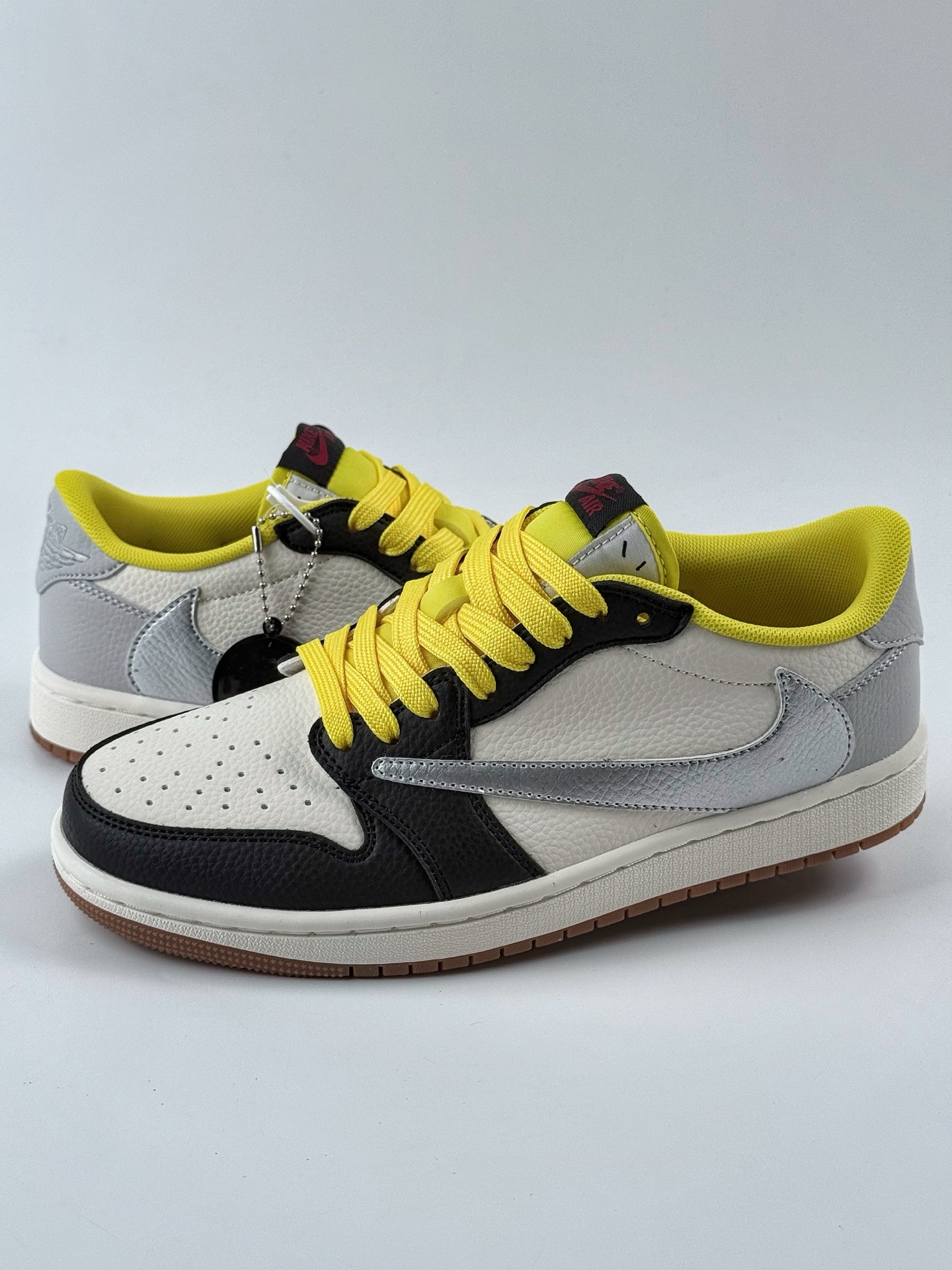 280 Travis Scott x Nike Air Jordan 1 Low Air Jordan 1 Low 反转黑白黄倒钩 DN6901-095