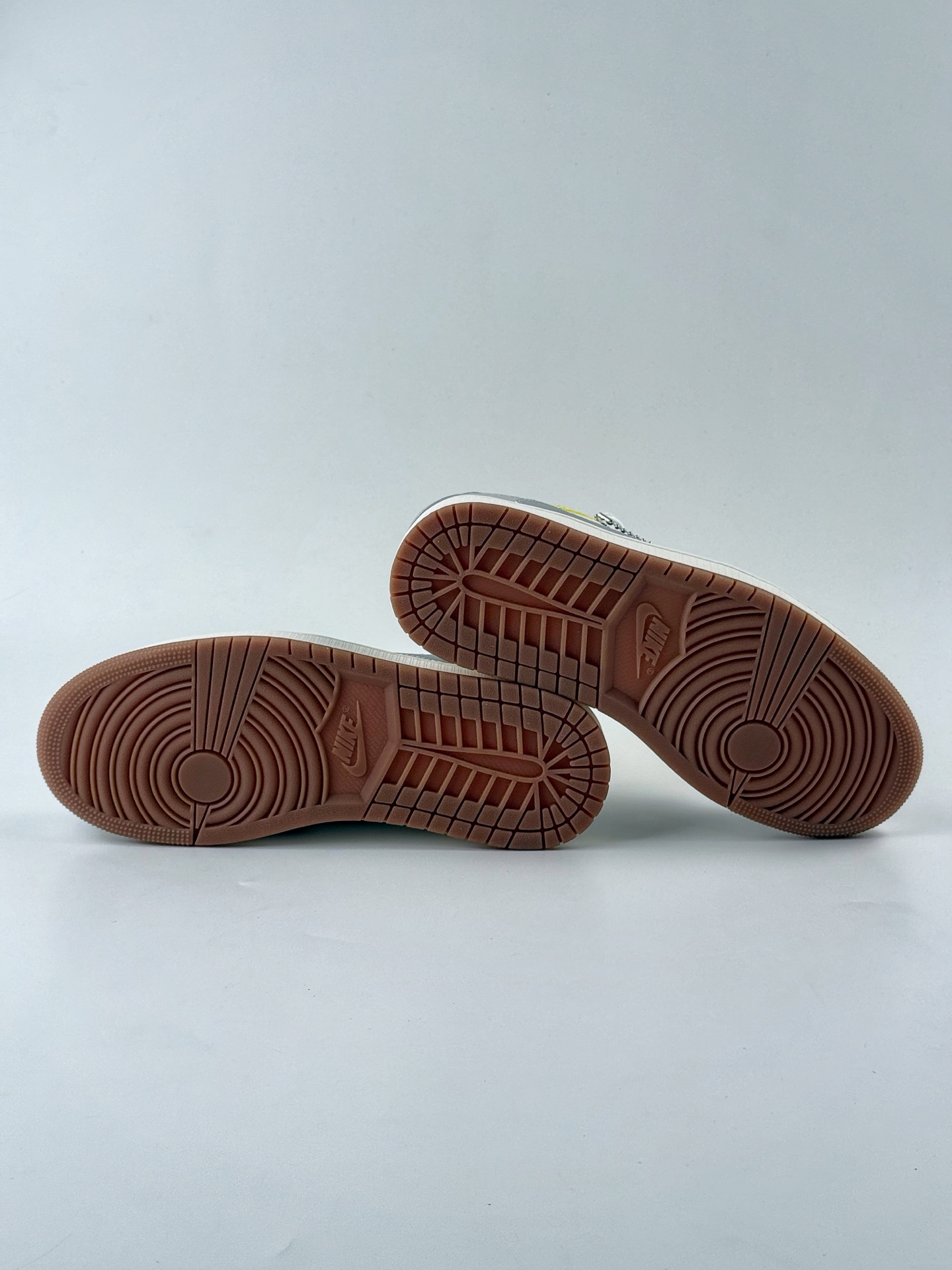 280 Travis Scott x Nike Air Jordan 1 Low Air Jordan 1 Low 反转黑白黄倒钩 DN6901-095