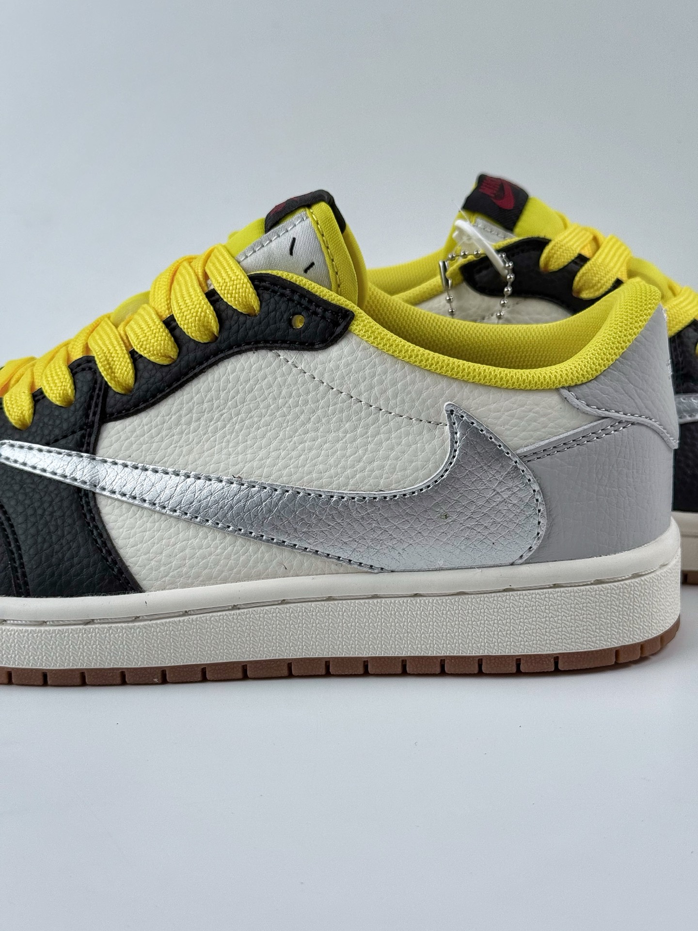 280 Travis Scott x Nike Air Jordan 1 Low Air Jordan 1 Low 反转黑白黄倒钩 DN6901-095