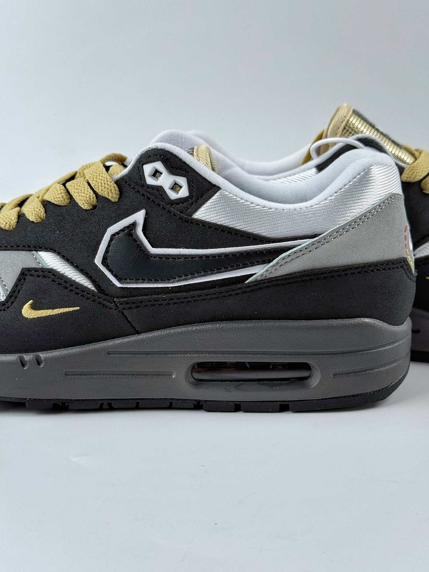 Nike Air Max 1 x .SWOOSH ”Big Head Mobe” 黑灰色 复古休闲跑步鞋 IB9898-001
