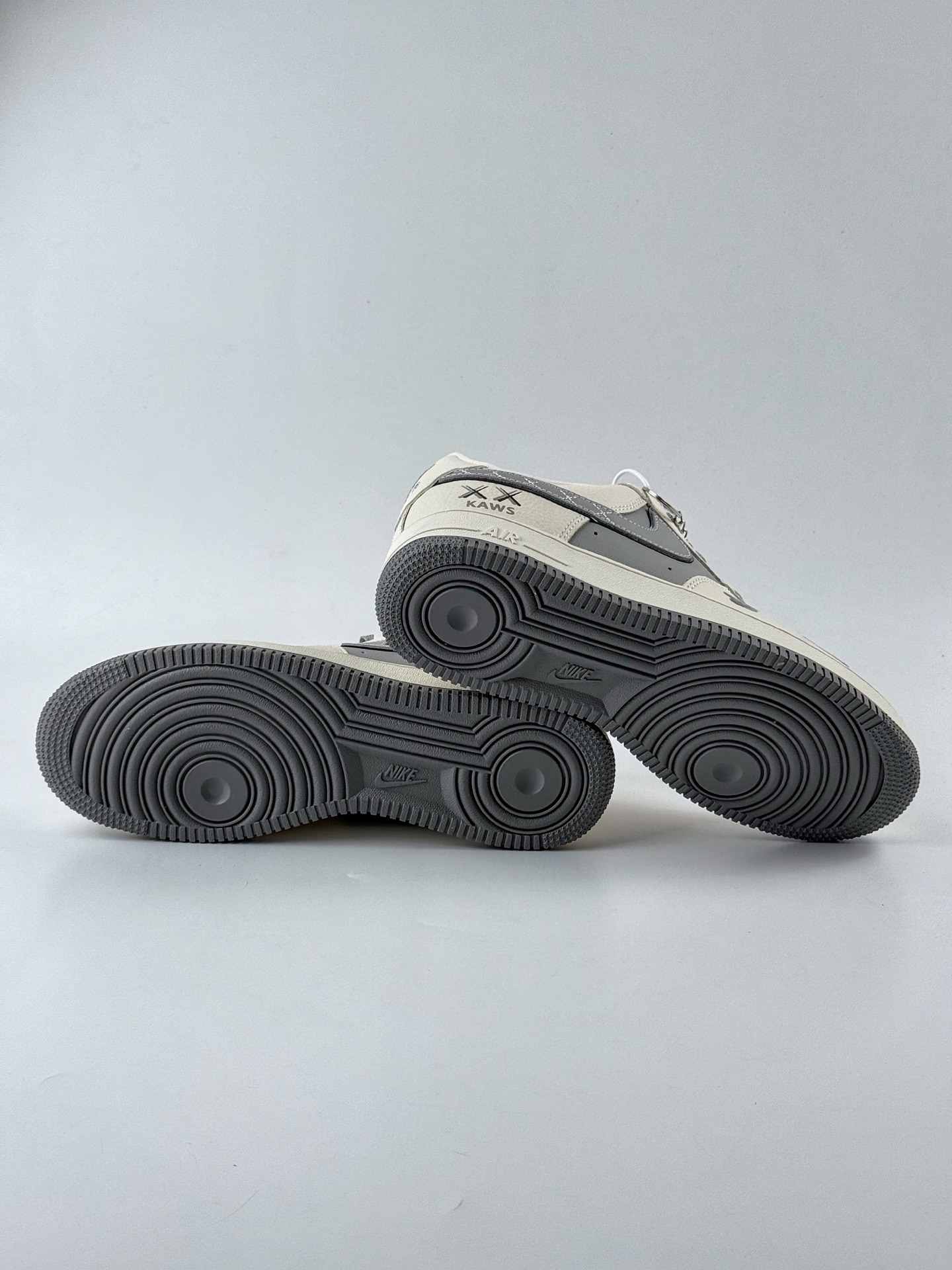 Nike Air Force 1 Low 07 x KAWS 白灰小钩 KK1988-078