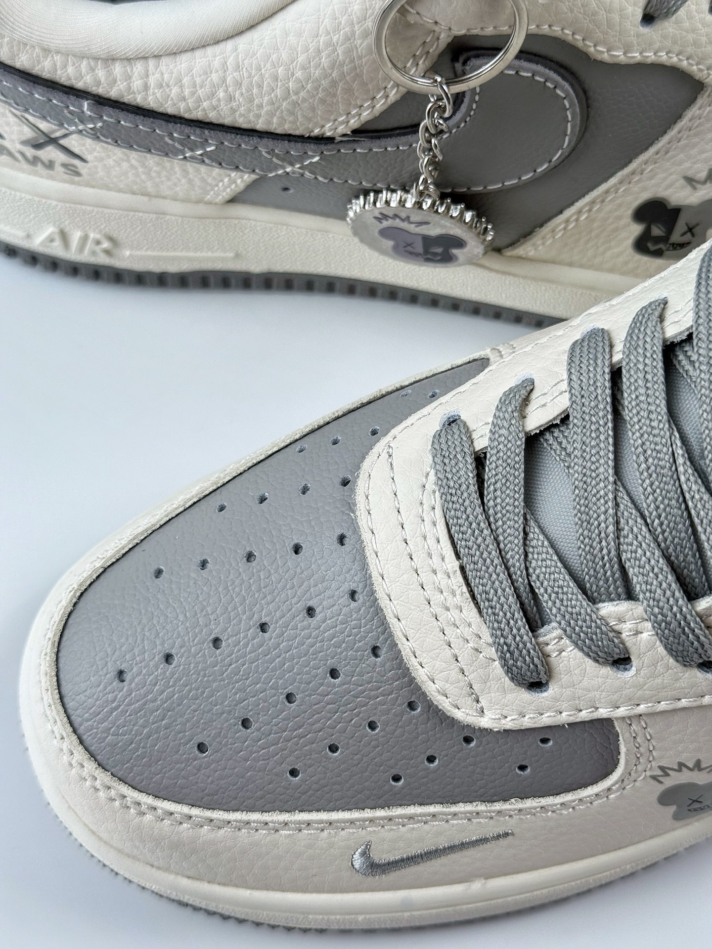 Nike Air Force 1 Low 07 x KAWS 白灰小钩 KK1988-078