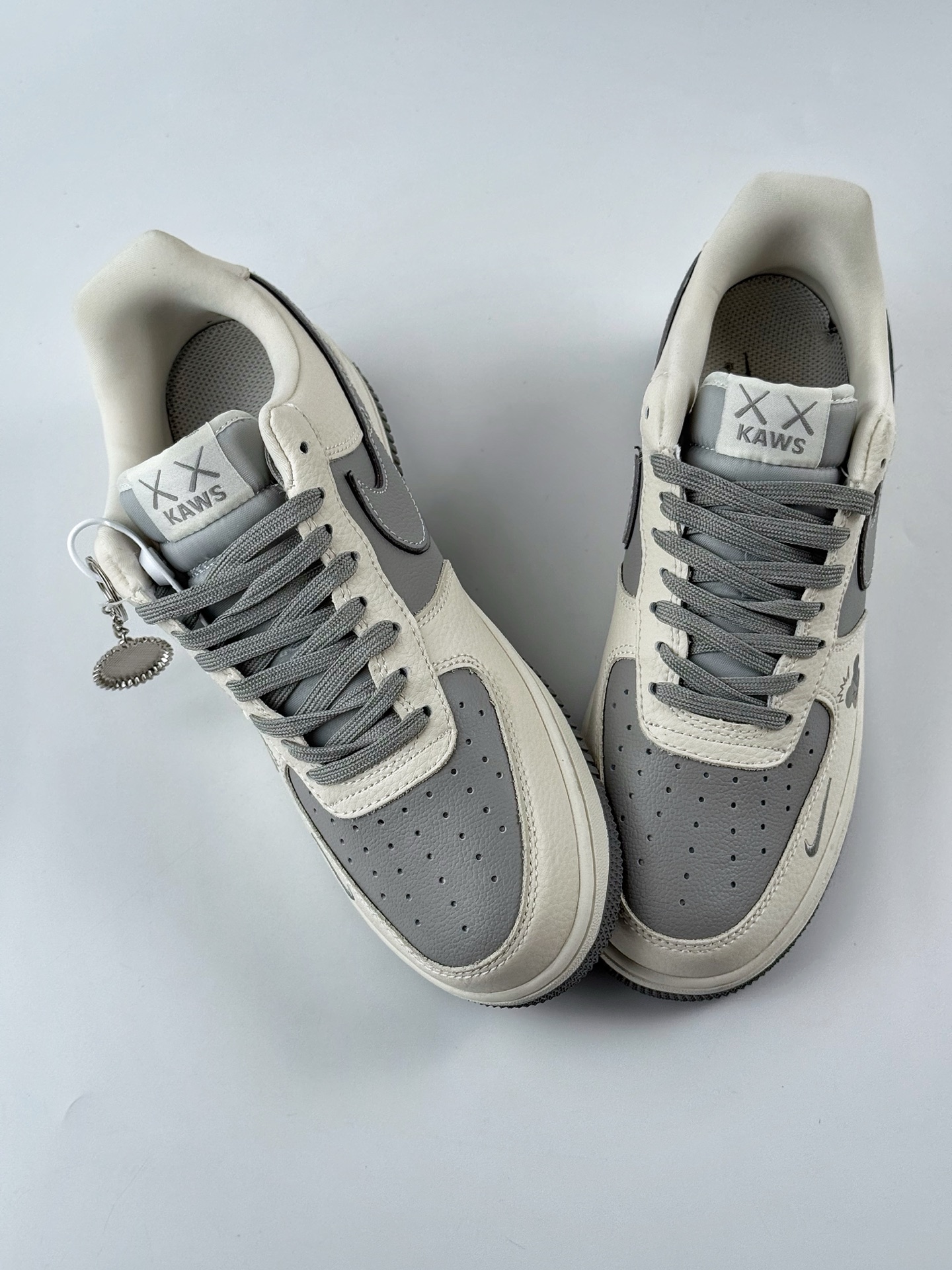 Nike Air Force 1 Low 07 x KAWS 白灰小钩 KK1988-078