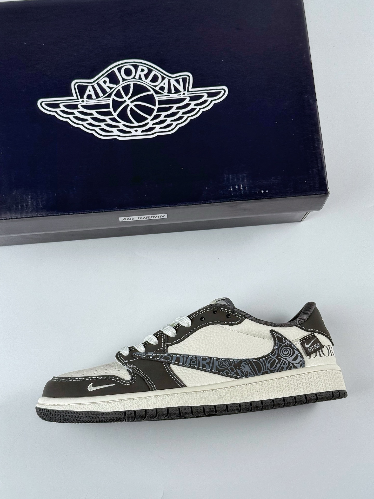Travis Scott x Nike Air Jordan 1 Low x DIOR Air Jordan 1 Low 反转灰白小钩倒钩 XS2024-039