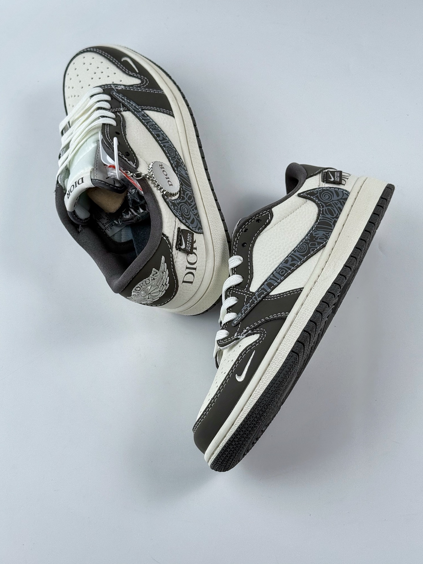 Travis Scott x Nike Air Jordan 1 Low x DIOR Air Jordan 1 Low 反转灰白小钩倒钩 XS2024-039