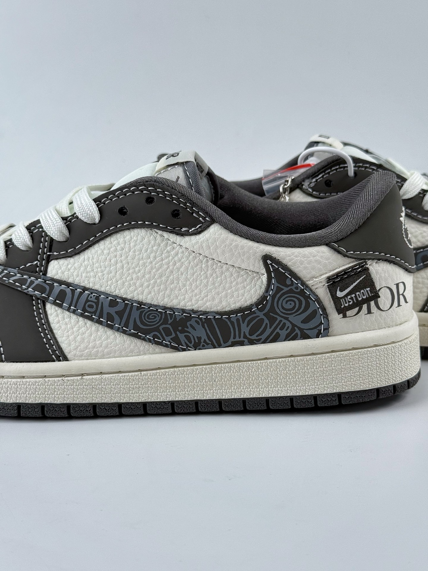 Travis Scott x Nike Air Jordan 1 Low x DIOR Air Jordan 1 Low 反转灰白小钩倒钩 XS2024-039