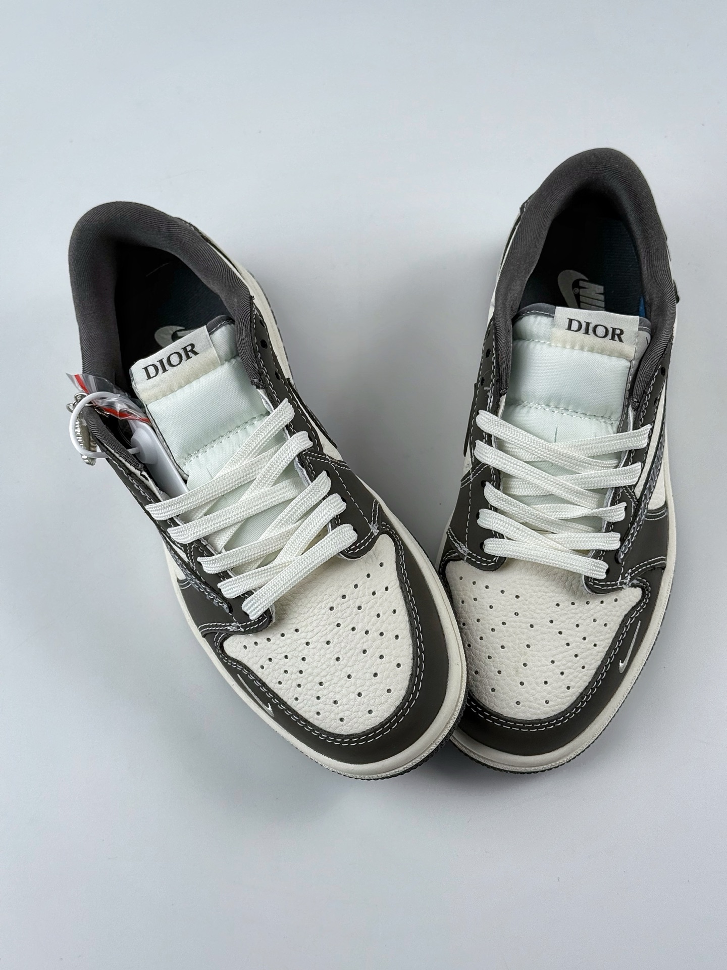 Travis Scott x Nike Air Jordan 1 Low x DIOR Air Jordan 1 Low 反转灰白小钩倒钩 XS2024-039