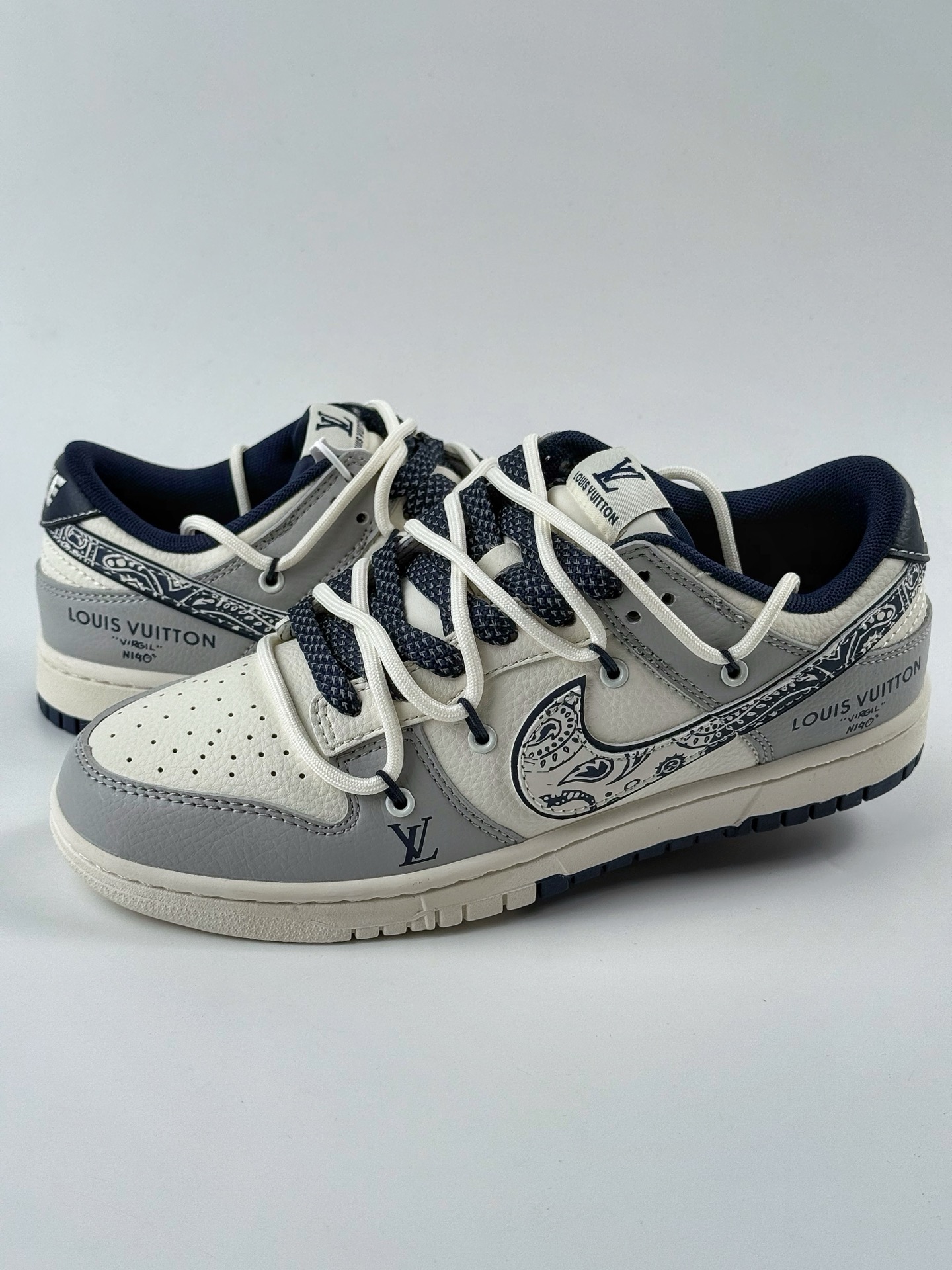 Nike SB Dunk Low x Louis Vuitton 白灰蓝绑带满天星 DM6868-074