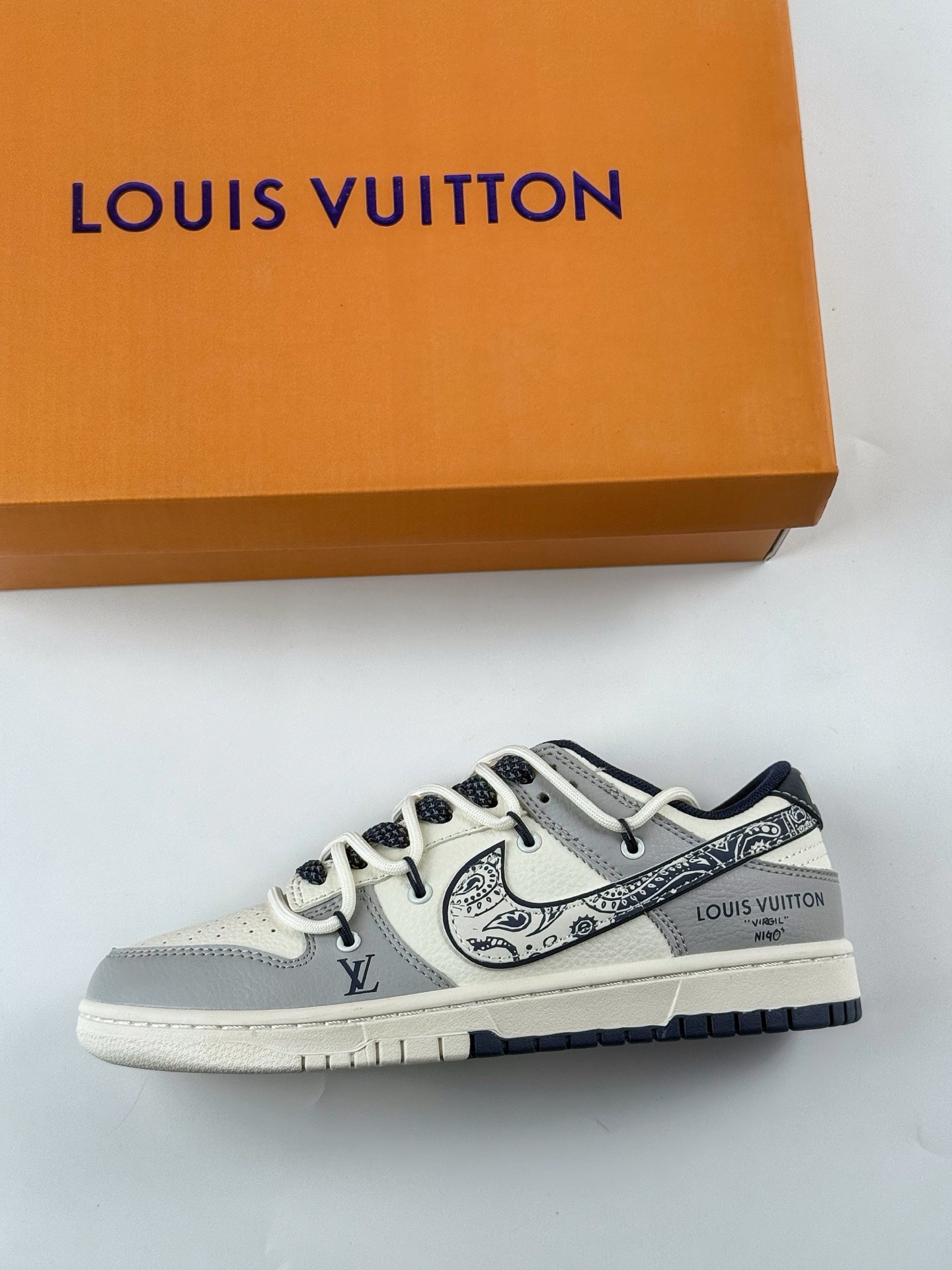 Nike SB Dunk Low x Louis Vuitton 白灰蓝绑带满天星 DM6868-074